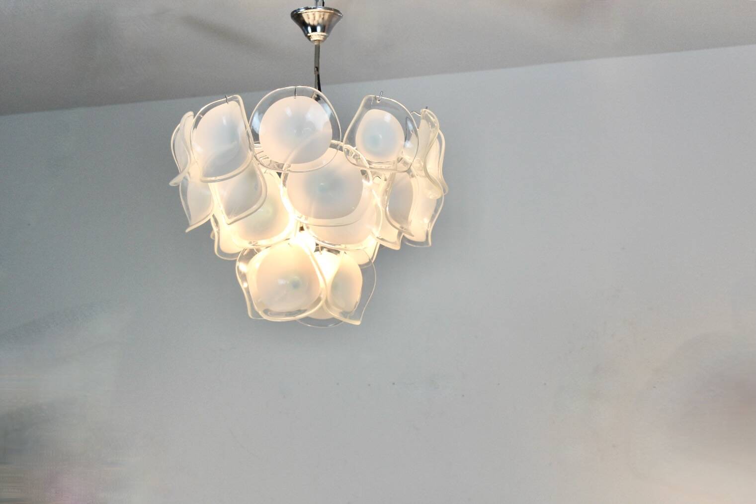 Lustre de style Vistosi en verre de Murano soufflé à la main blanc, Italie
