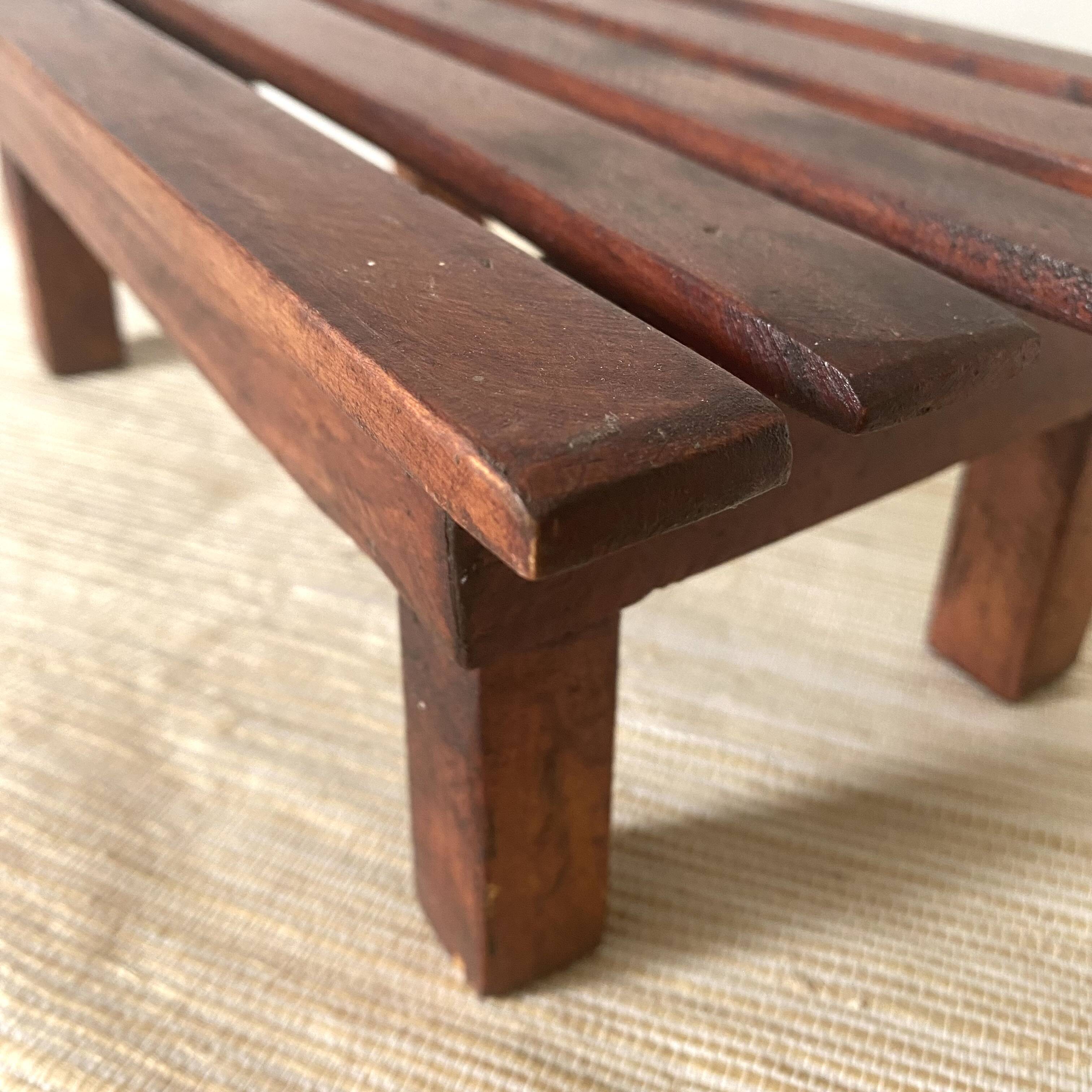 Tabouret bas à lattes