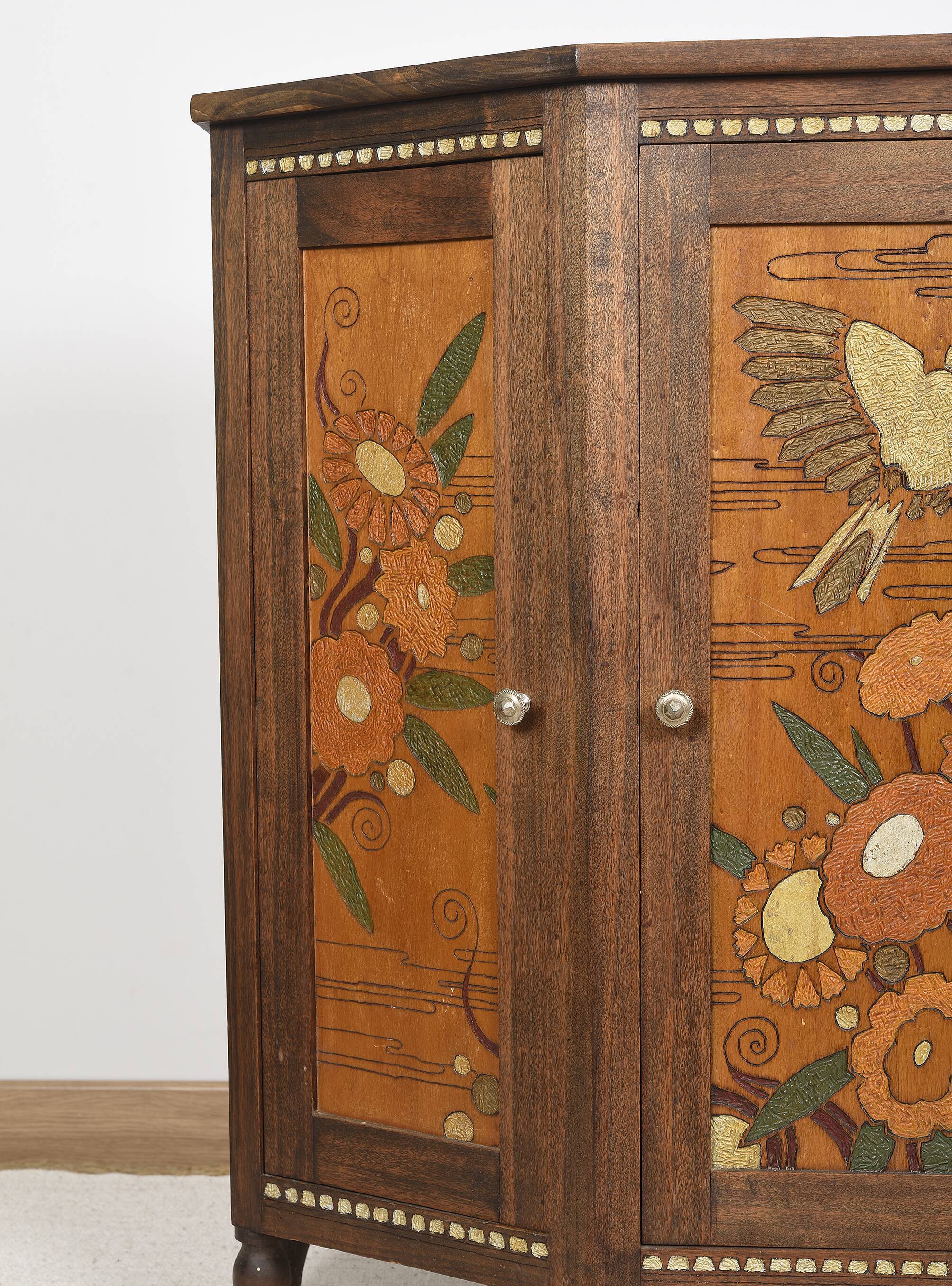 Buffet ou armoire d'angle, à 3 faces, en bois massif, sculpté et peint.