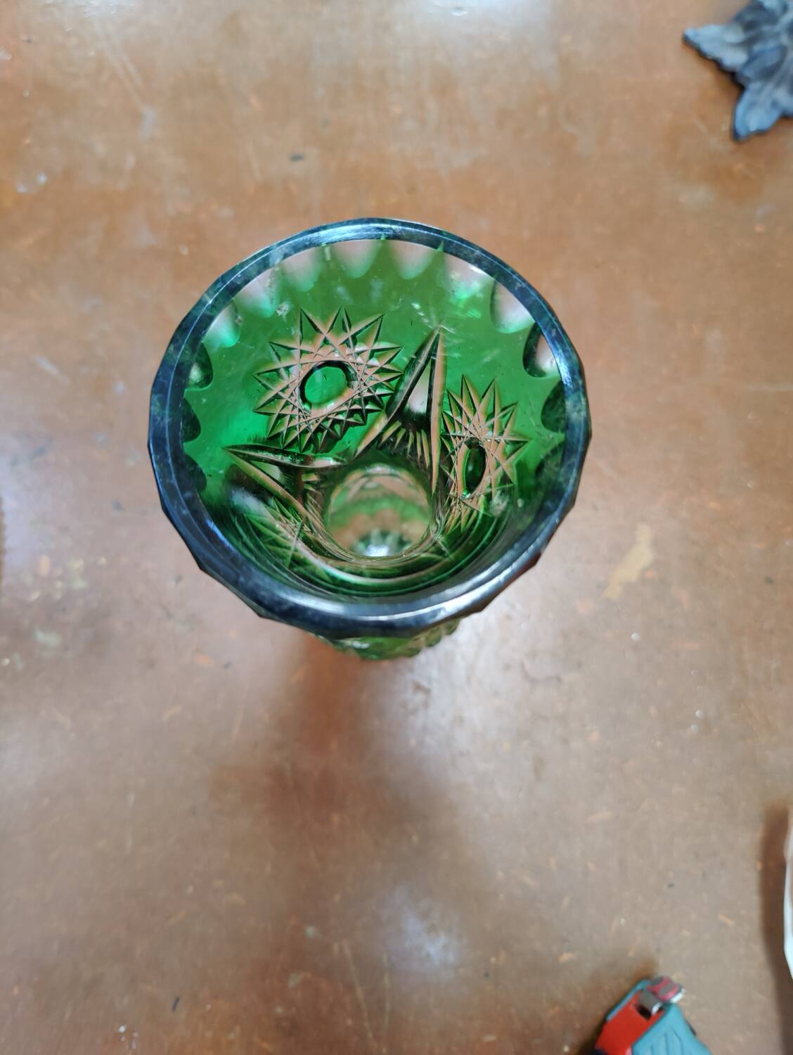 Vase vintage en cristal taillé vert Olenka (Pologne) – 21 cm