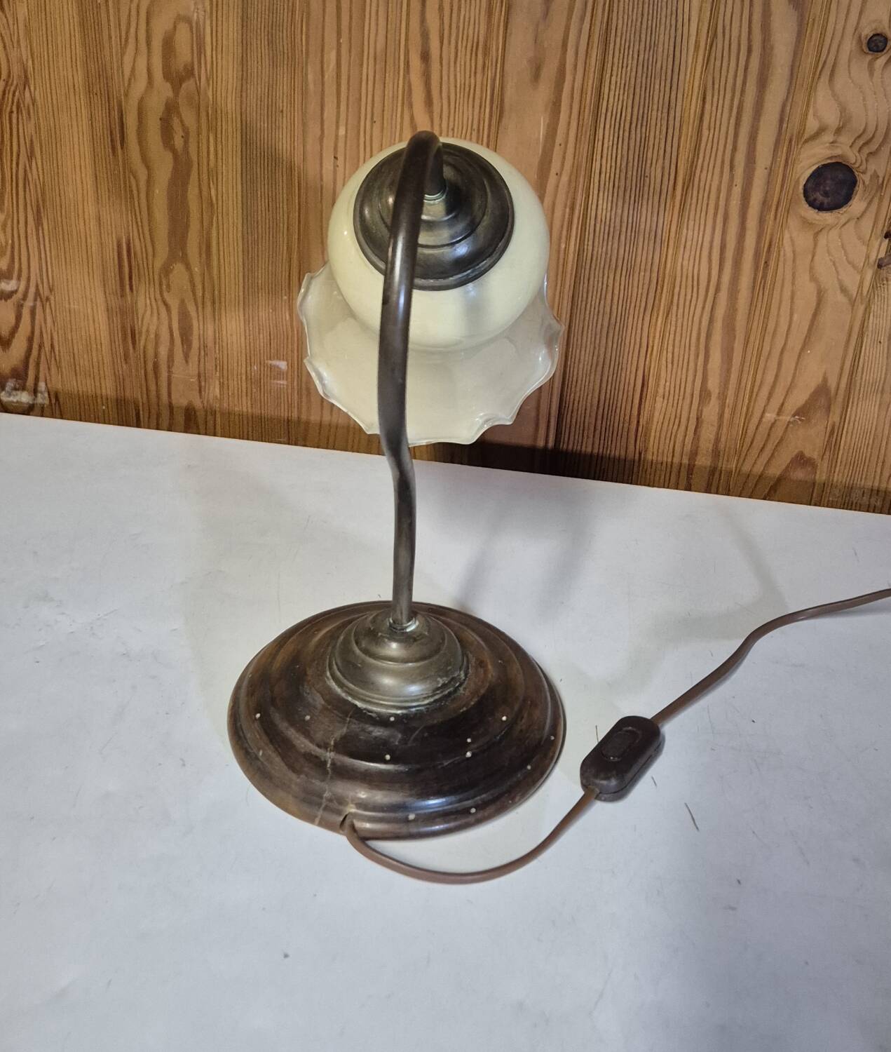 Tulip table lamp with a swan neck in brass and opaline Art Deco.