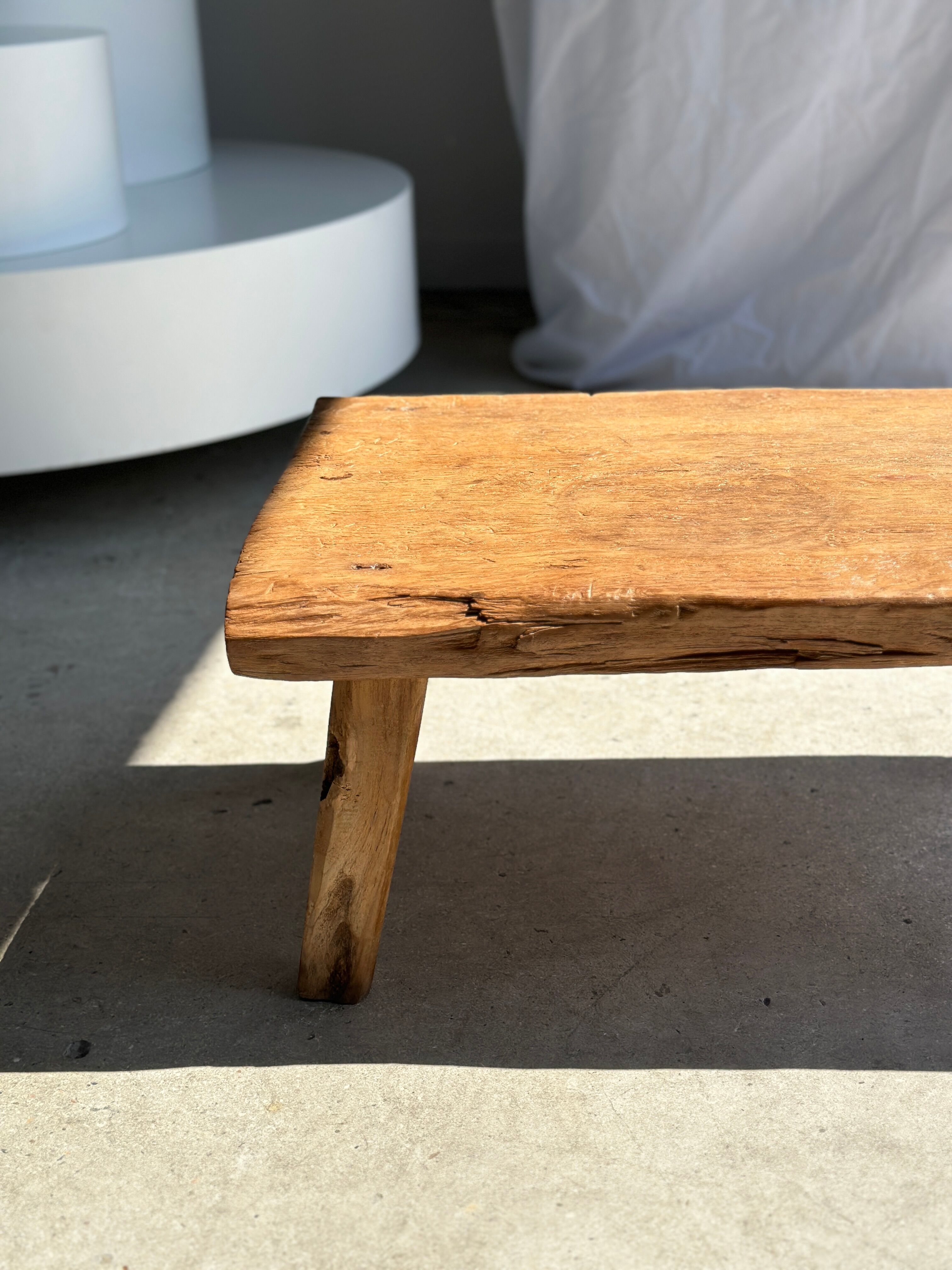Coffee table in blond teak quadripod