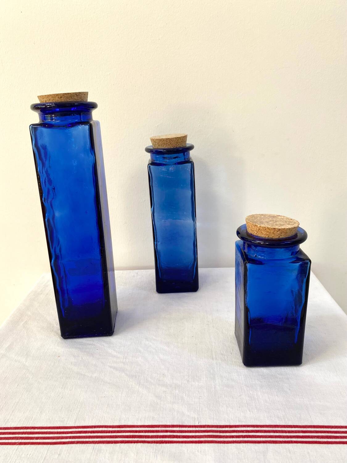 Trio de bocaux en verre bleu cobalt