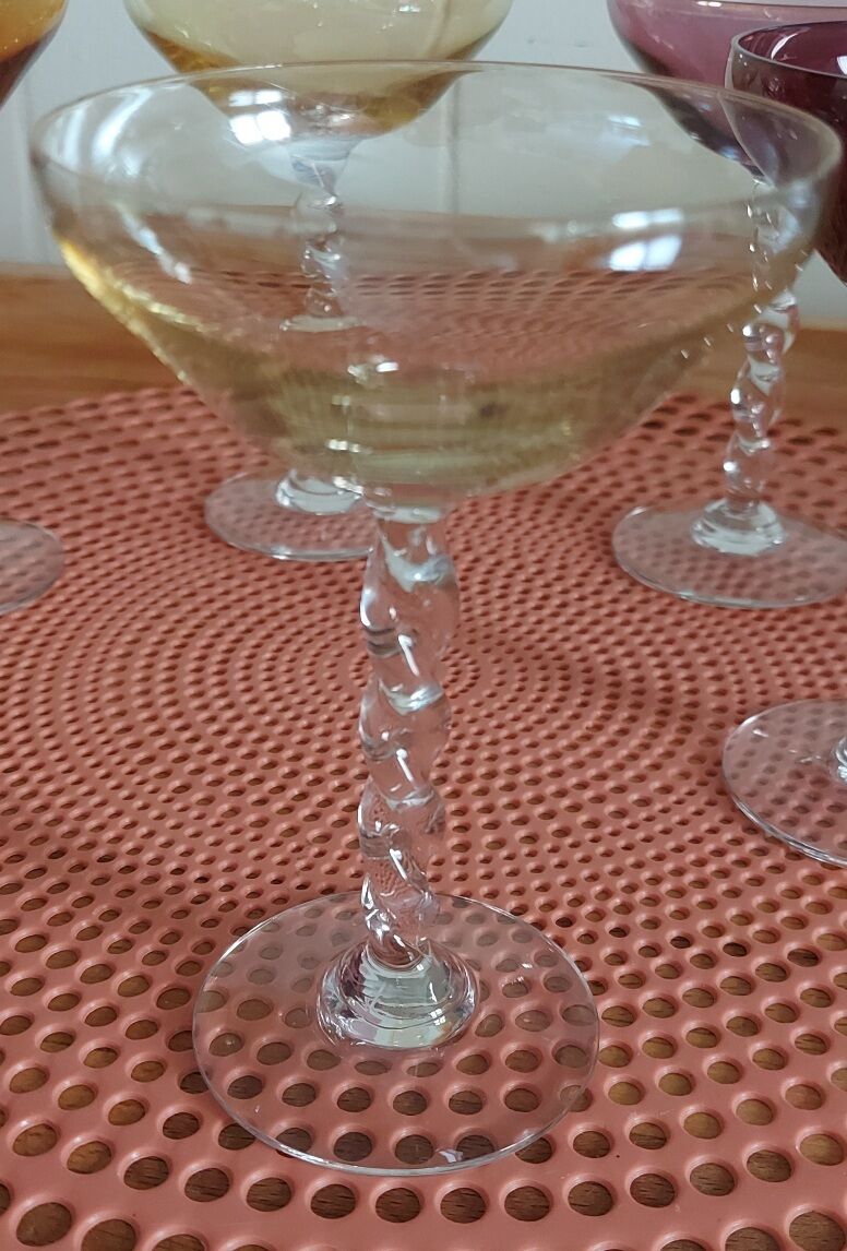 6 coupes à  champagne pied torsadé multicolore annee 1970