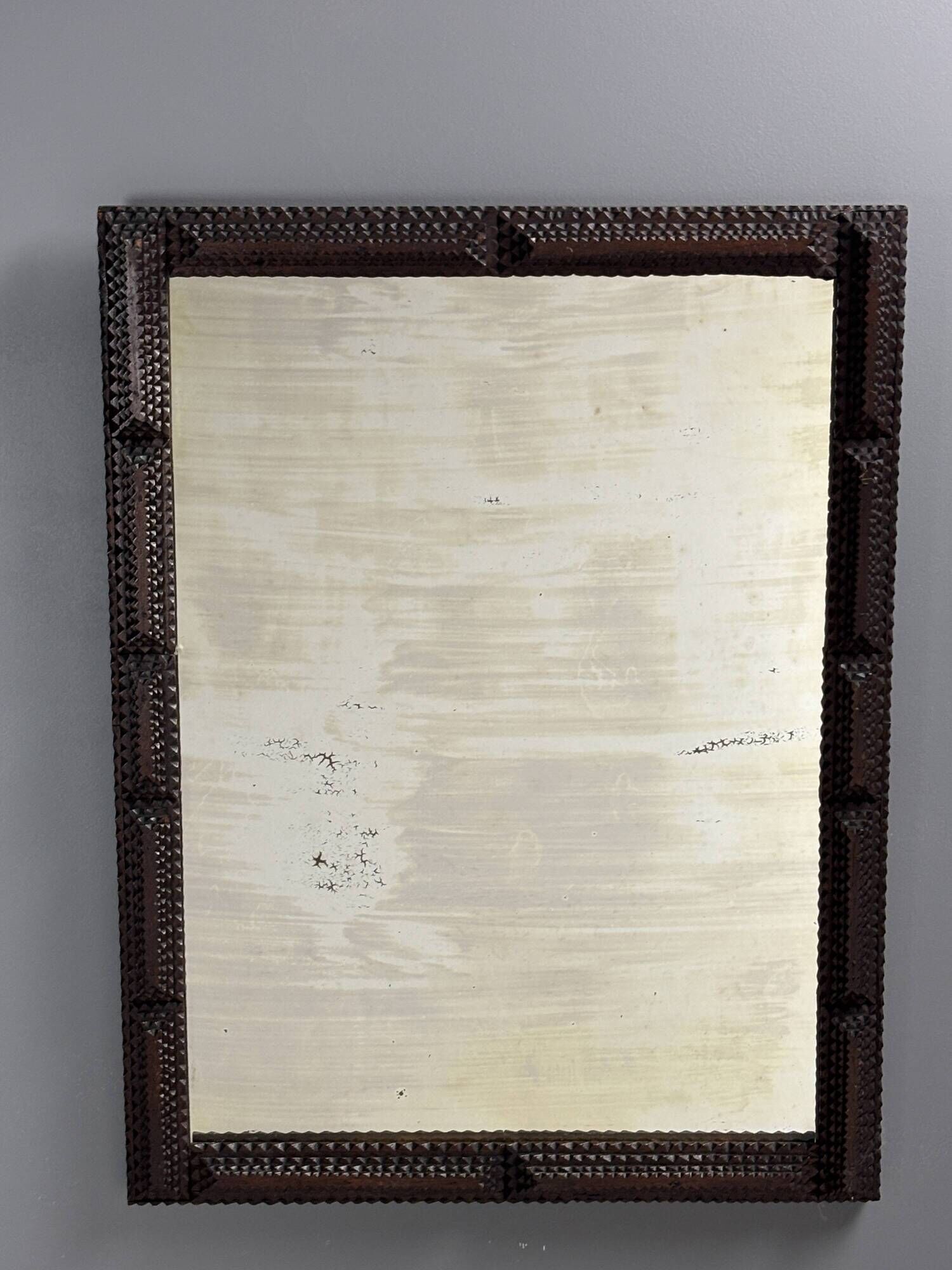 Miroir ancien en art populaire tramp, Belgique vers 1900.