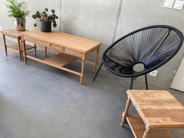 Coffee table double pull-out trays