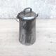 pot a lait en fer blanc