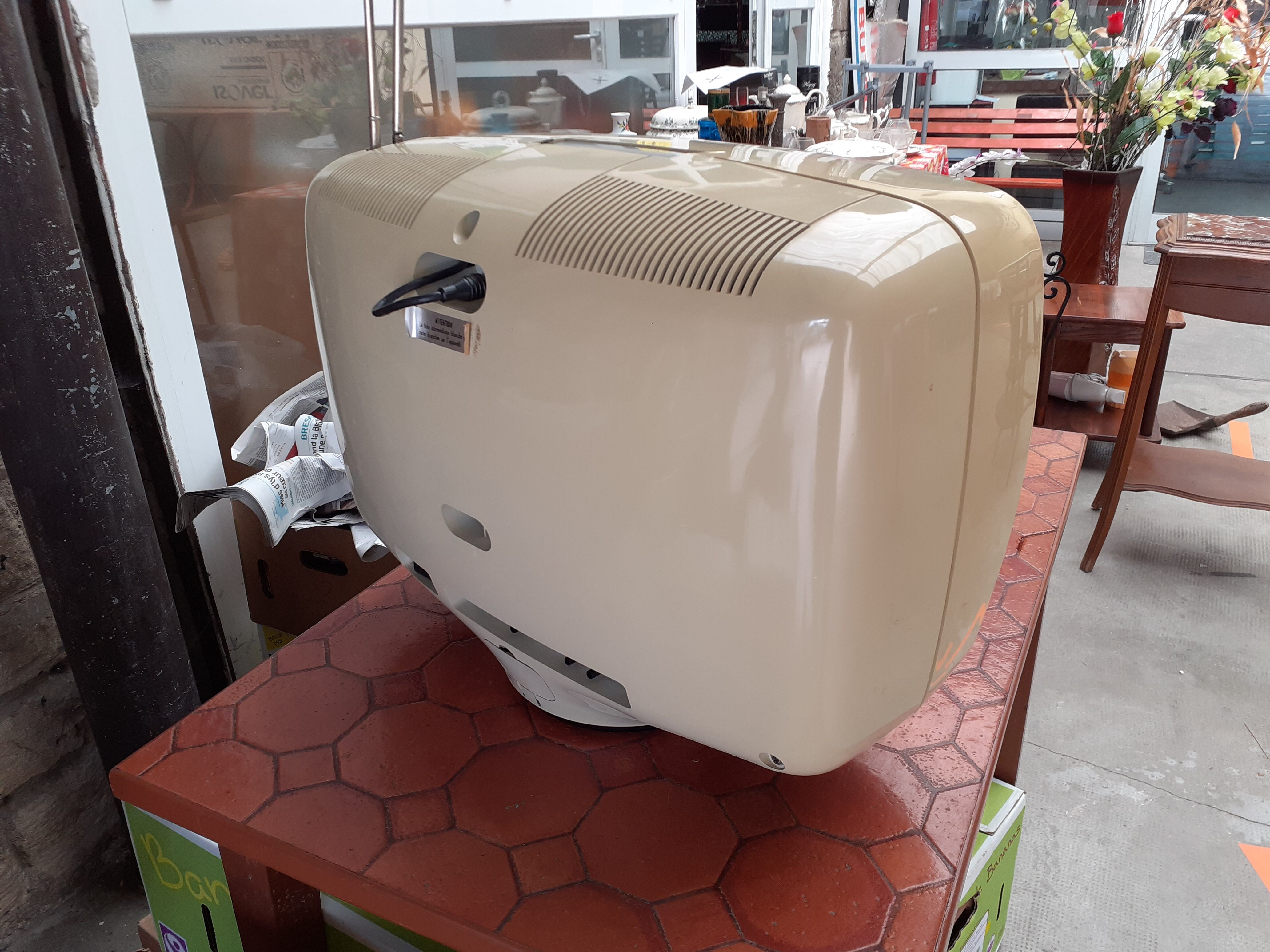 Téléviseur portable teléavia P111 par Roger Tallon 1963