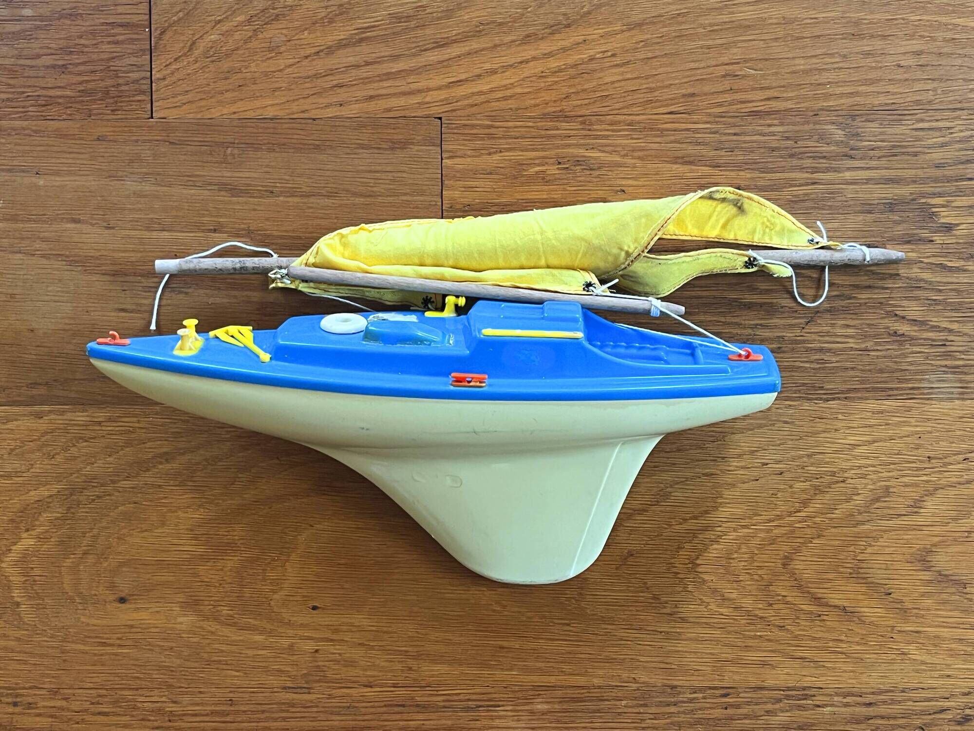 Basin sailing boat, D13 model from the French brand Giraud Sauveur.