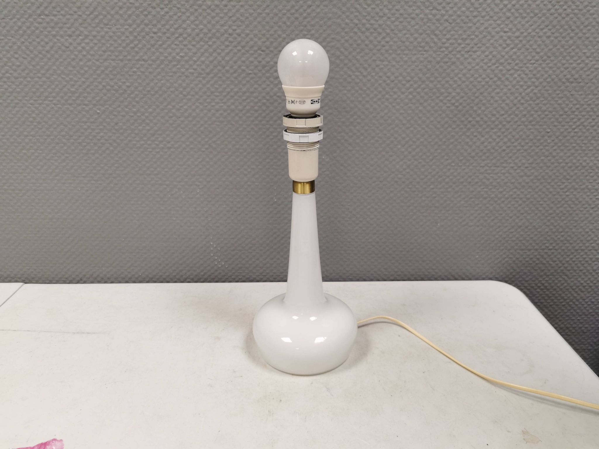 Lampe de table Le Klint, verre opalin blanc laiteux, dessus en laiton, modèle 311