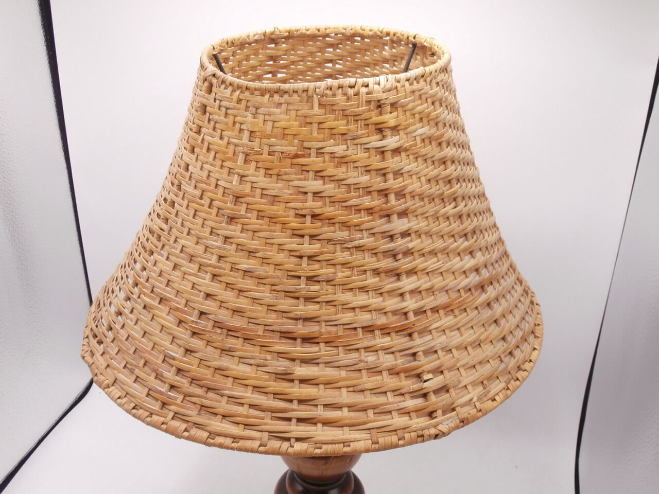 Lamp in wood and wicker