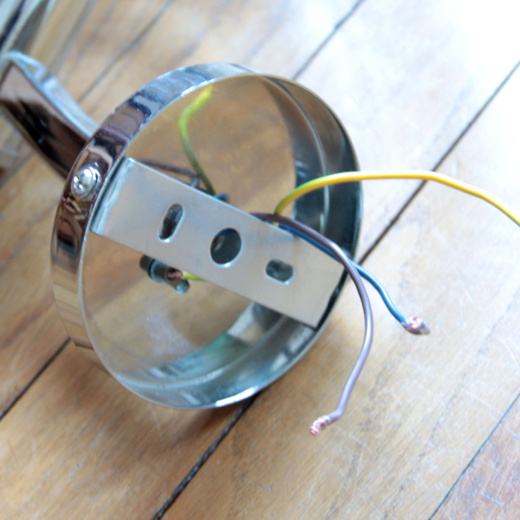 Applique vintage en métal chromé et globe en verre fumé gris design Disderot seventies