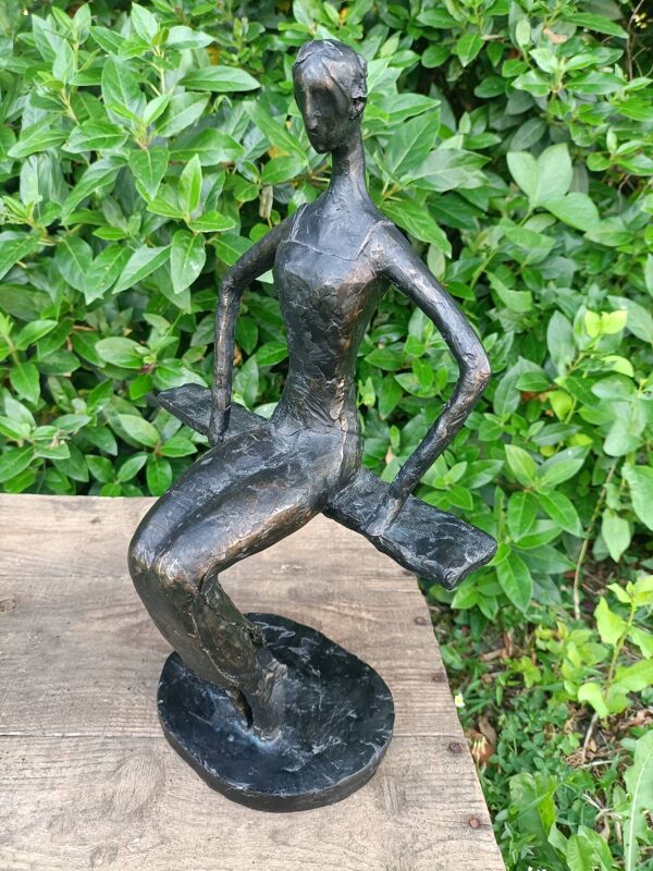 Sculpture danseuse balançoire signée Raphaël