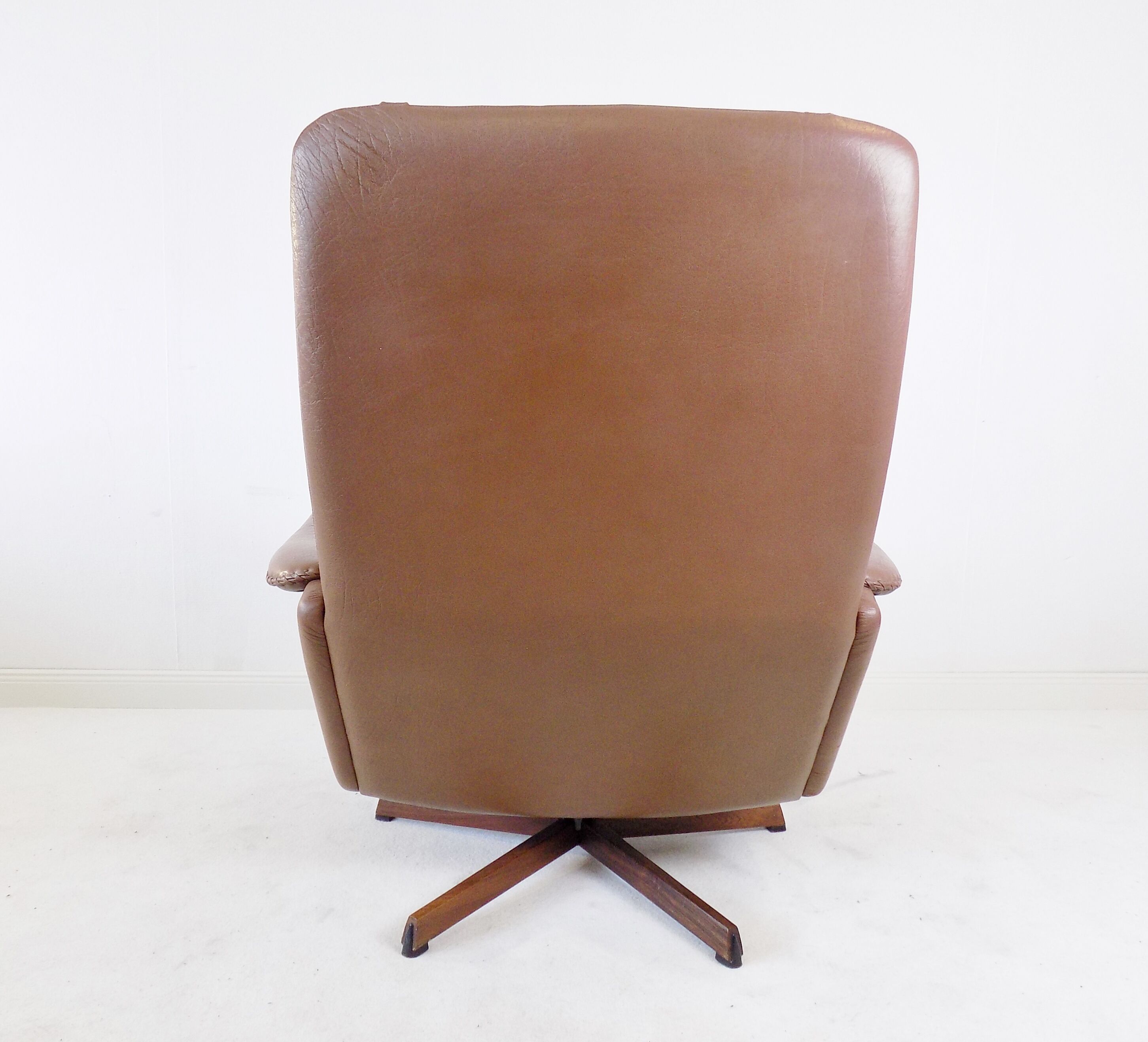 Fauteuil cuir avec pouf de Madsen & Schübel pour Bovenkamp
