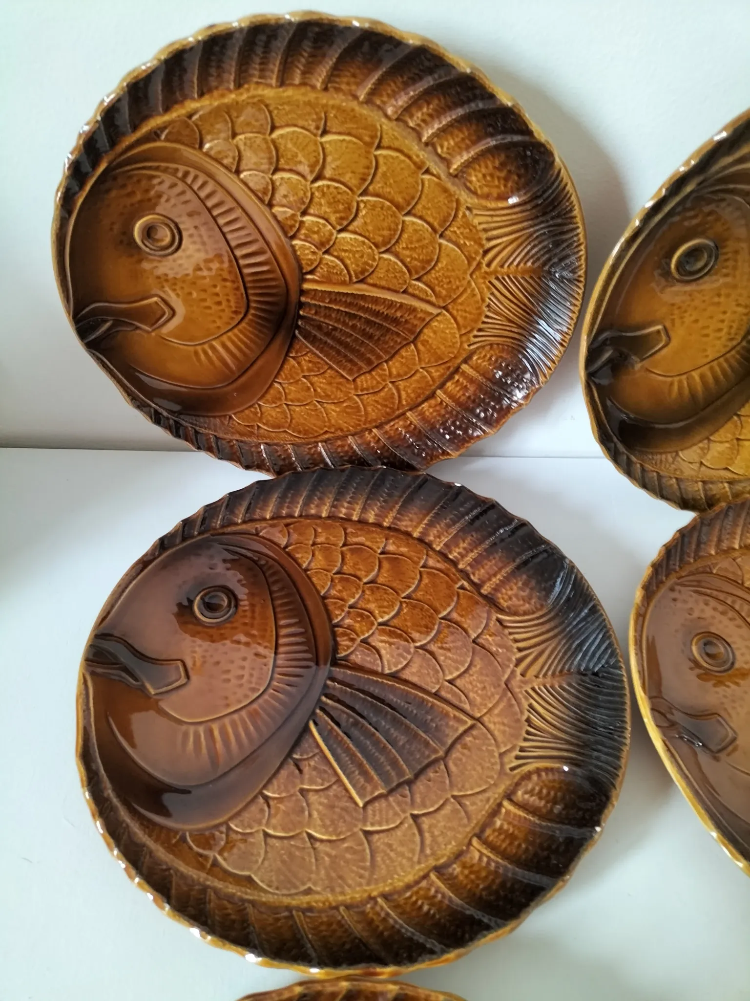 6 antique fish barbotine plates – Saint-Clément