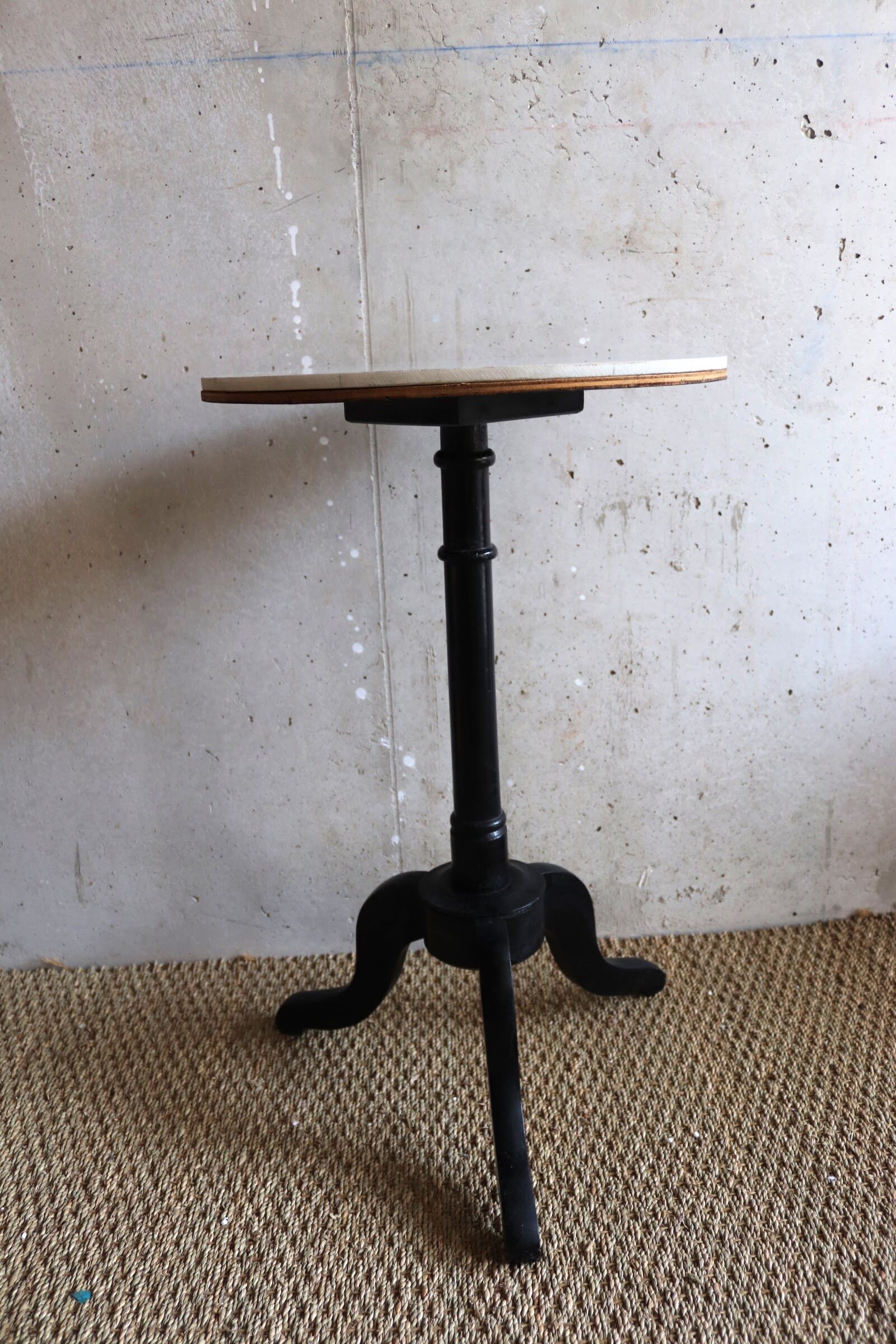 Gueridon in marble and wood