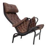 Années 1970, design suédois de Bruno Mathsson, modèle « Pernilla », cuir.