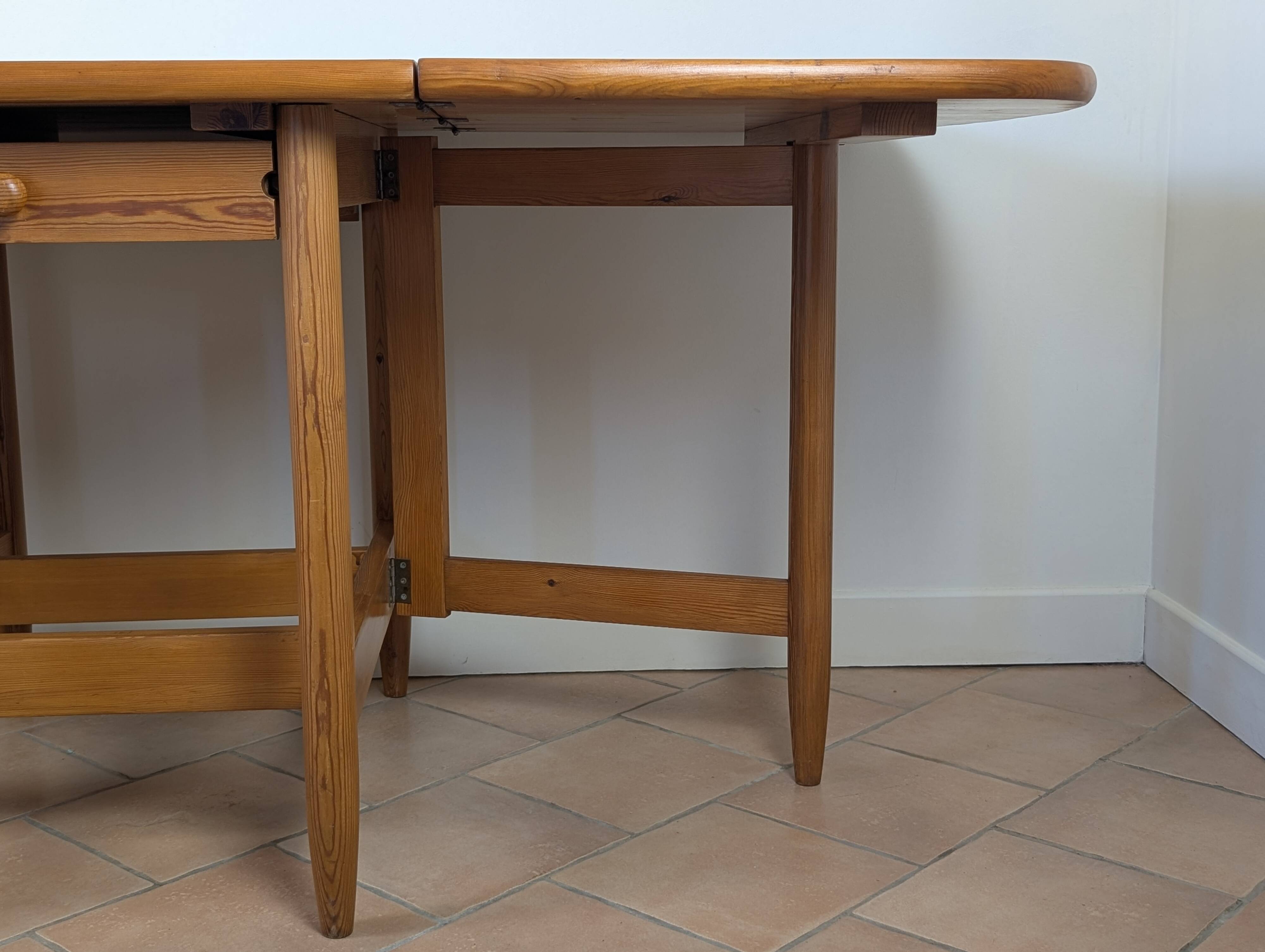 Table en pin massif Eero Aarnio