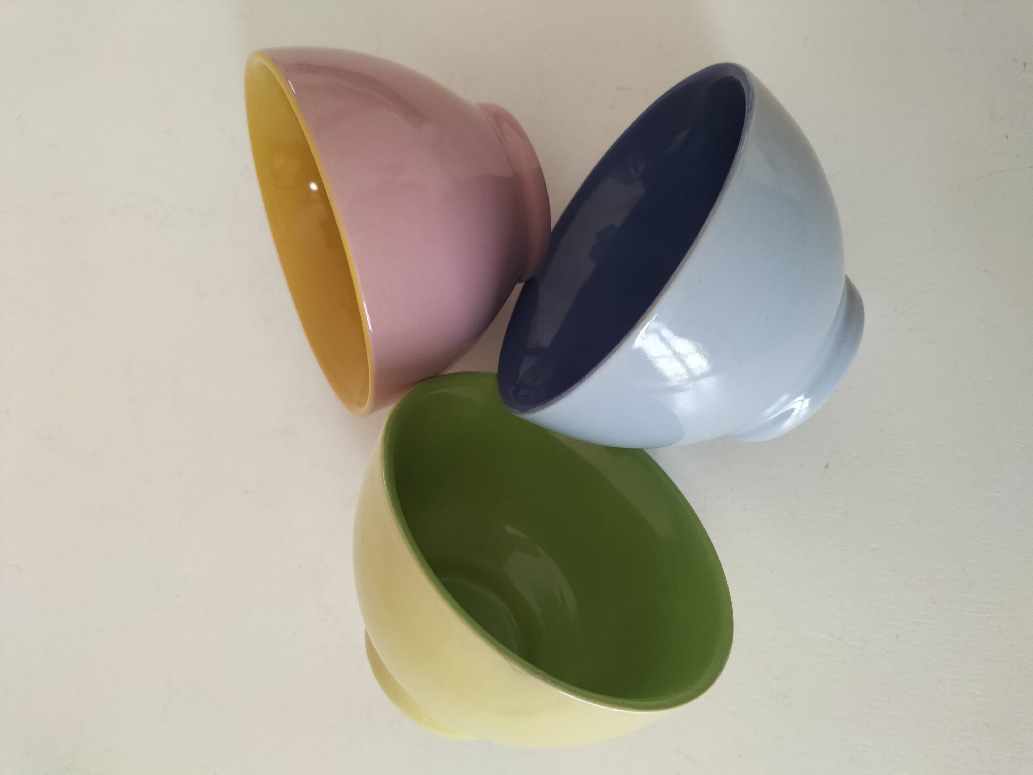 Set of three pastel two-tone mini bowls in glazed ceramic.