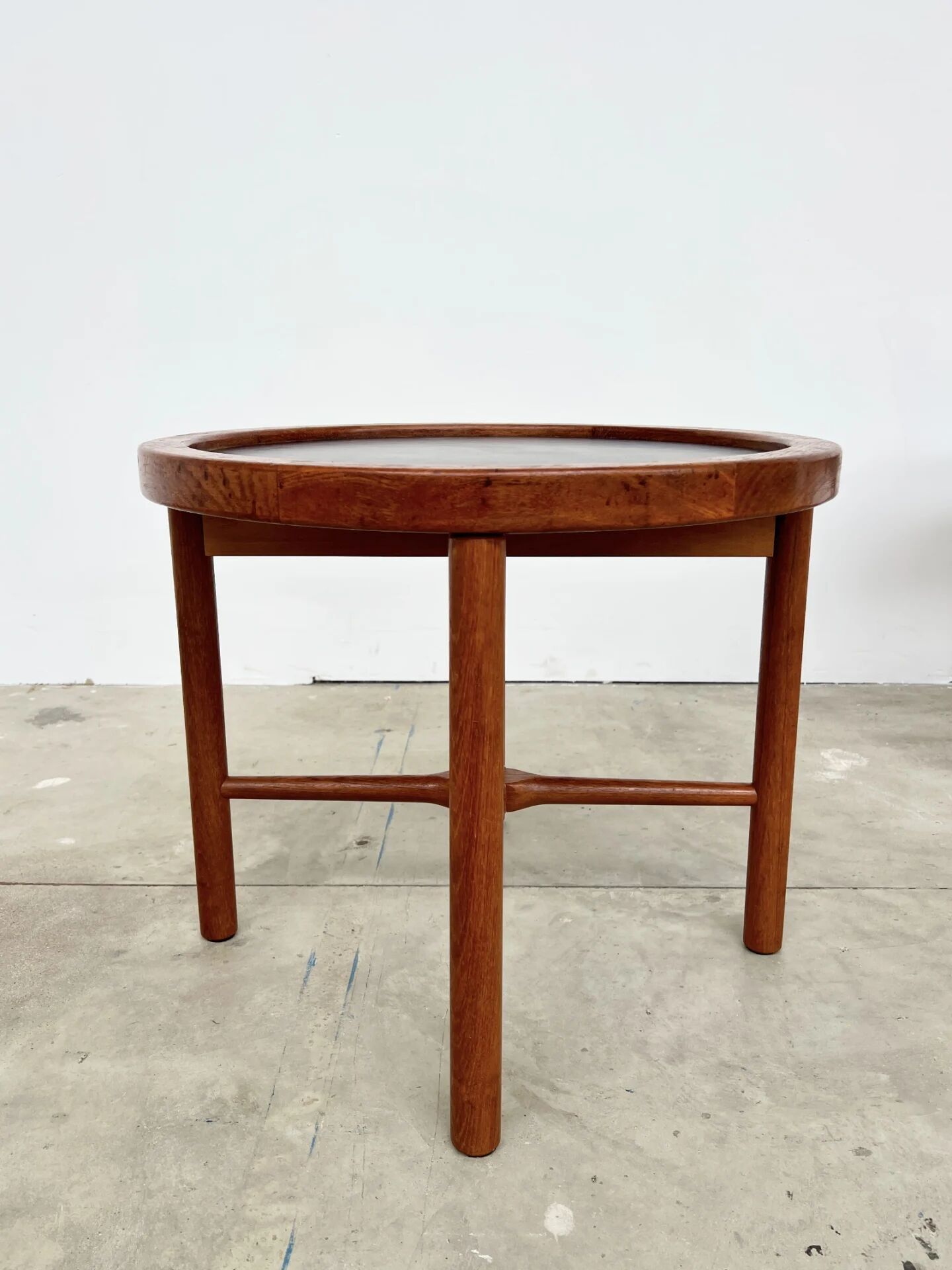 Duo of round coffee tables with a reversible top — Crossed base