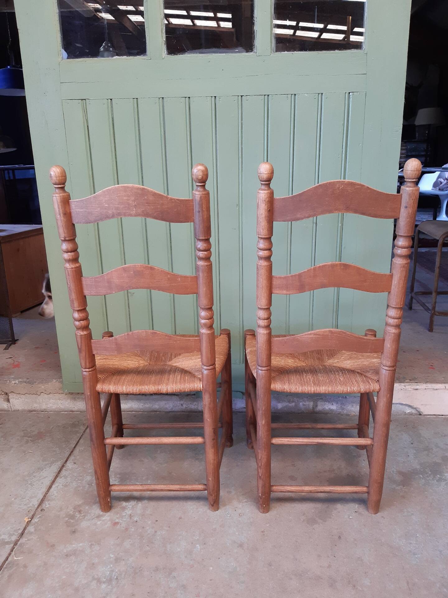 Paire de chaises paillées champêtres.