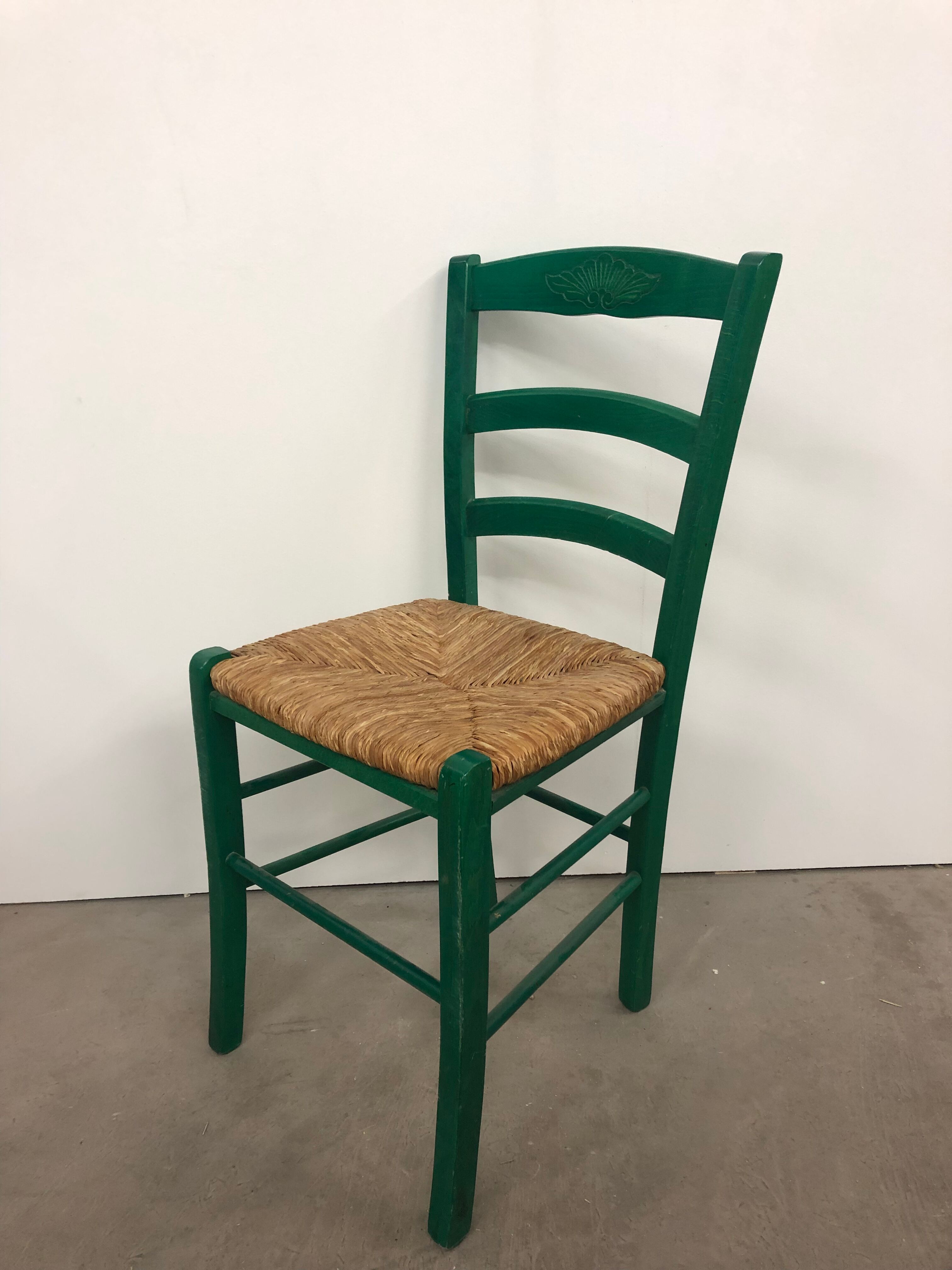 Chaise en bois avec assise en paille