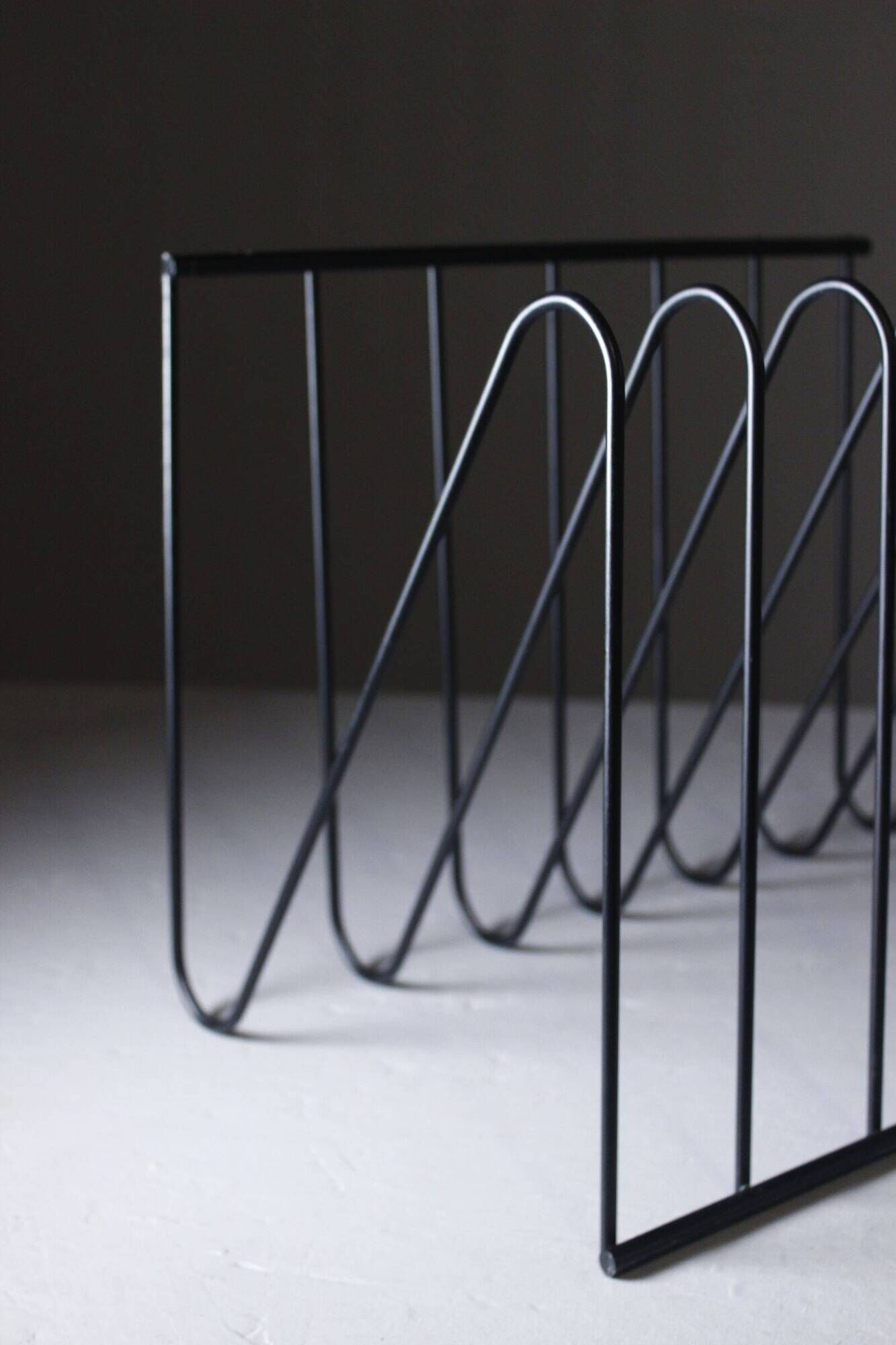 Vintage magazine rack "Z" design François Arnal 1970s