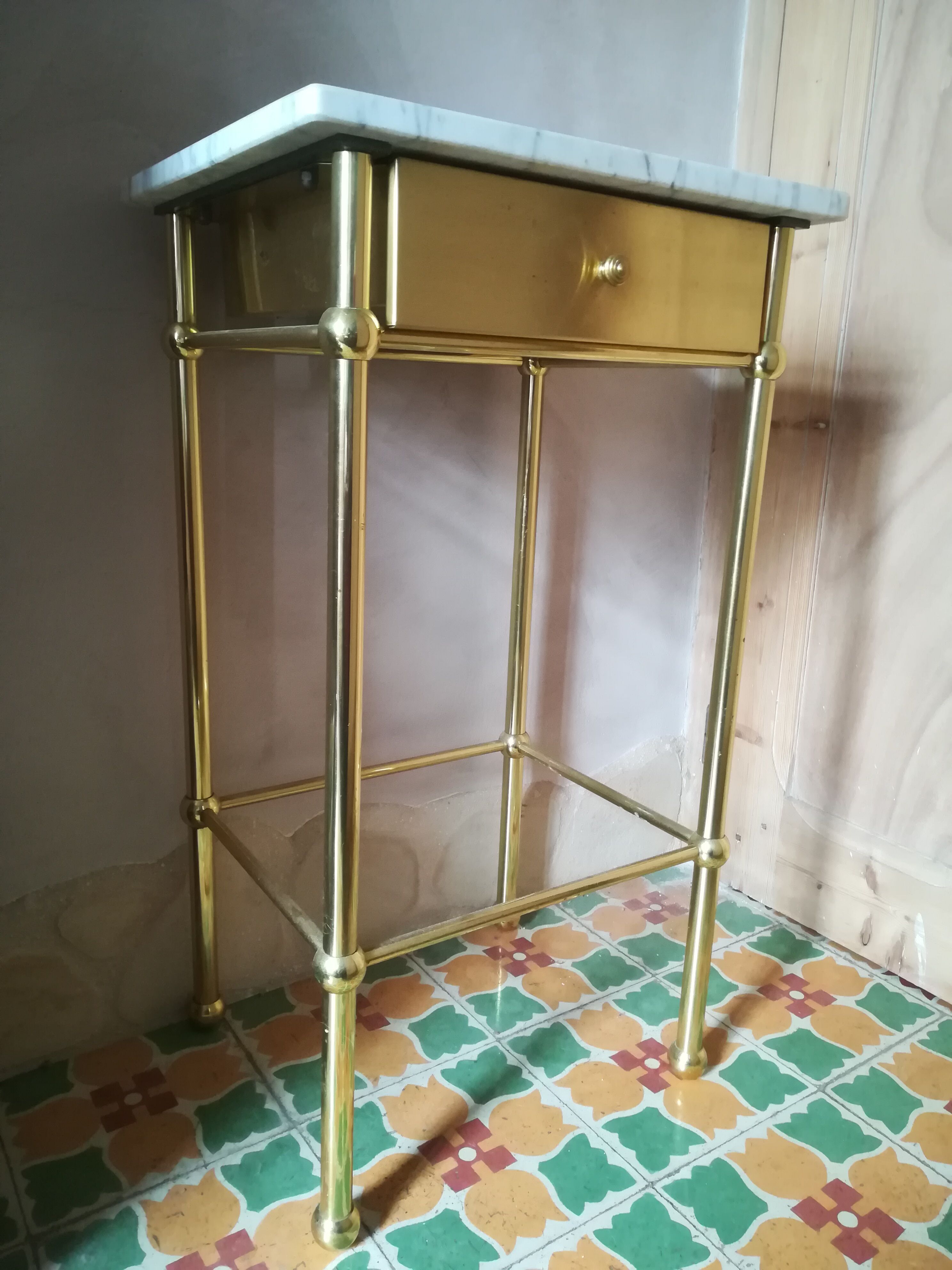 Table d'appoint en laiton et marbre