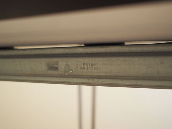 Table blanche, design italien, années 1990, production : Italie