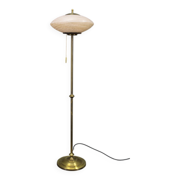 Lampadaire en laiton restauré des années 1940 avec abat-jour en verre