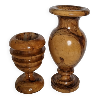 Deux vases décoratifs en bois d'olivier tourné, 27 cm