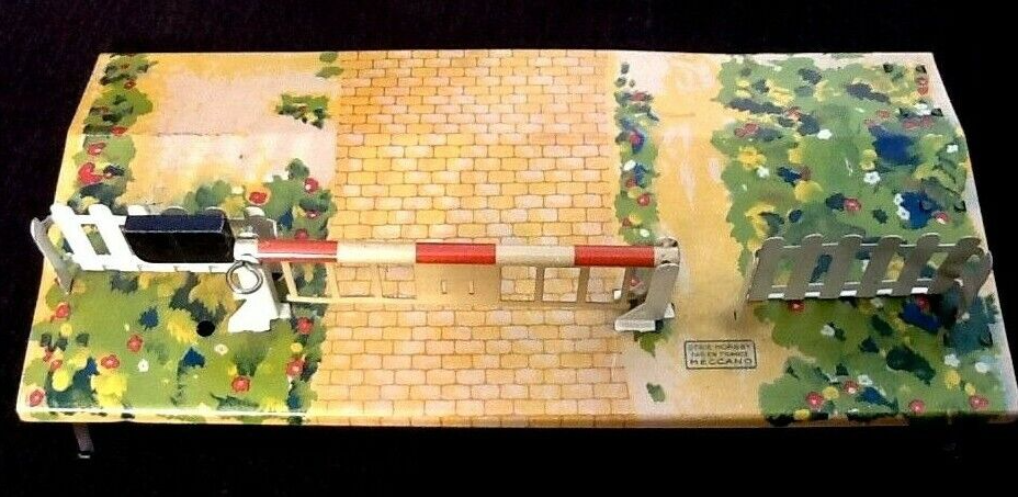 Level crossing with barrier guard house Made in France Meccano
