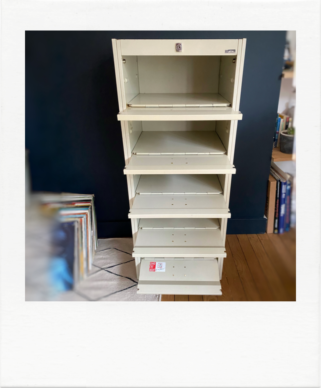 Metal piece of furniture with valves