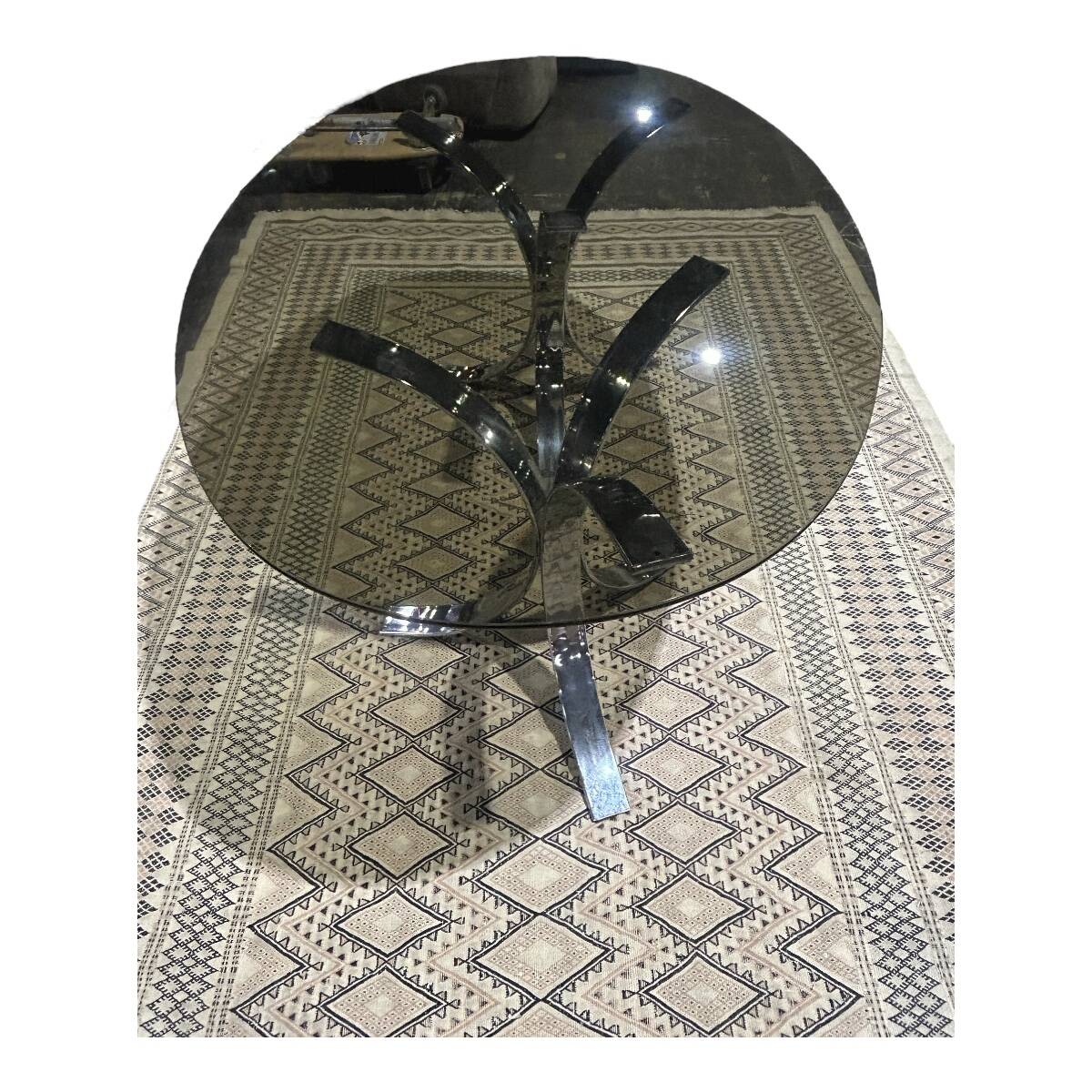 table en verre fumé et pieds en métal chromé