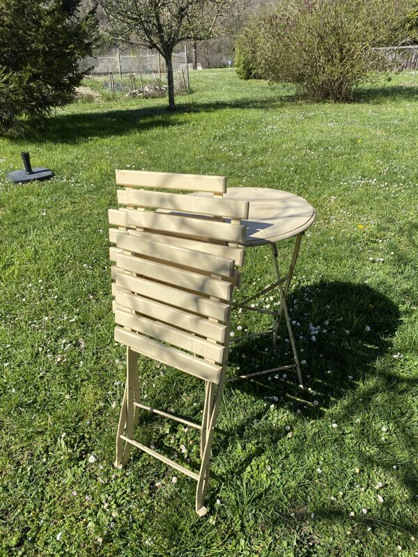 Table et 2 chaises de jardin en métal et bois beige marquées ''Bistrot Paris
