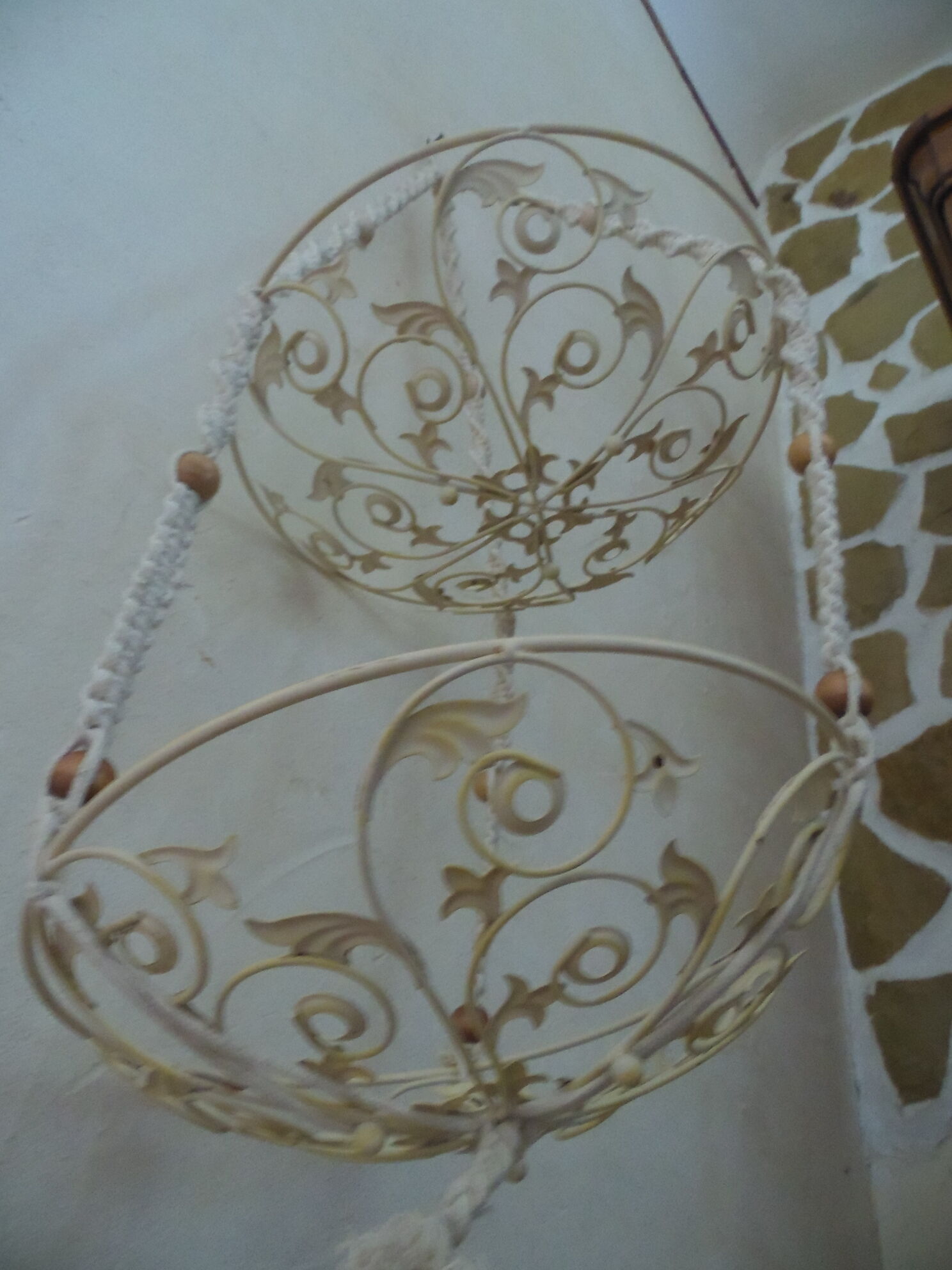 Macramé suspension and white metal metal trays creme