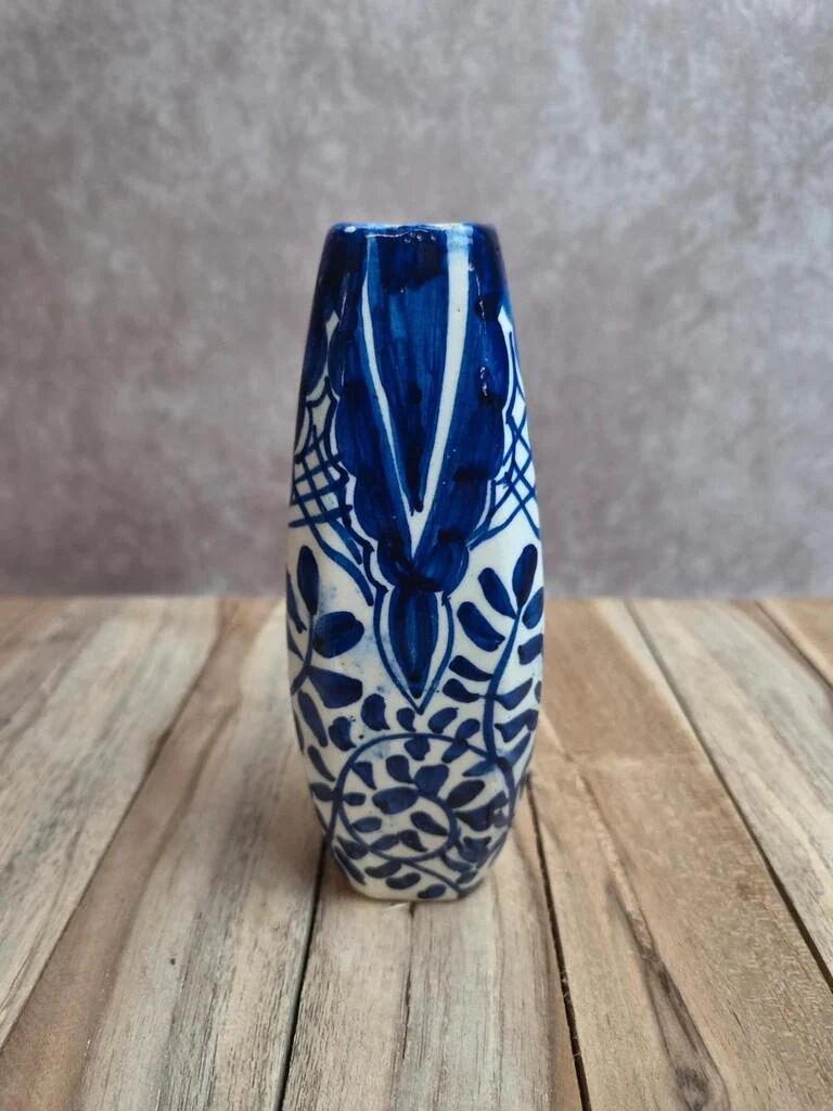 Small antique vase in blue and white earthenware, hand-painted – oriental decoration.