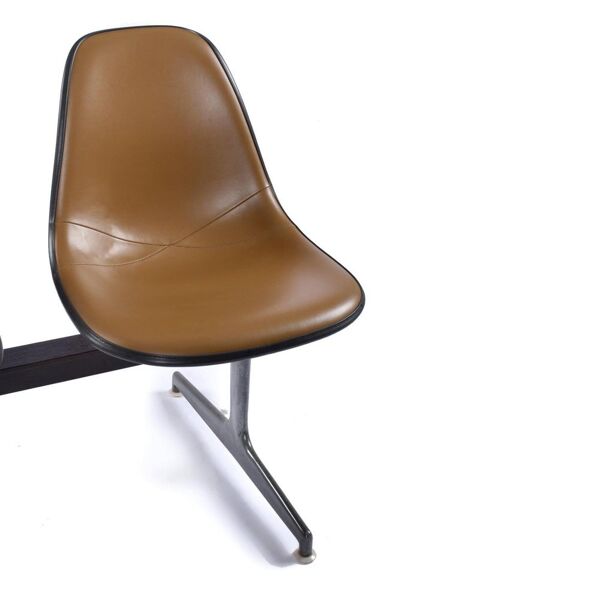 Banc tandem avec chaises à coque en Naugahyde marron de Charles et Ray Eames pour Herman Miller.