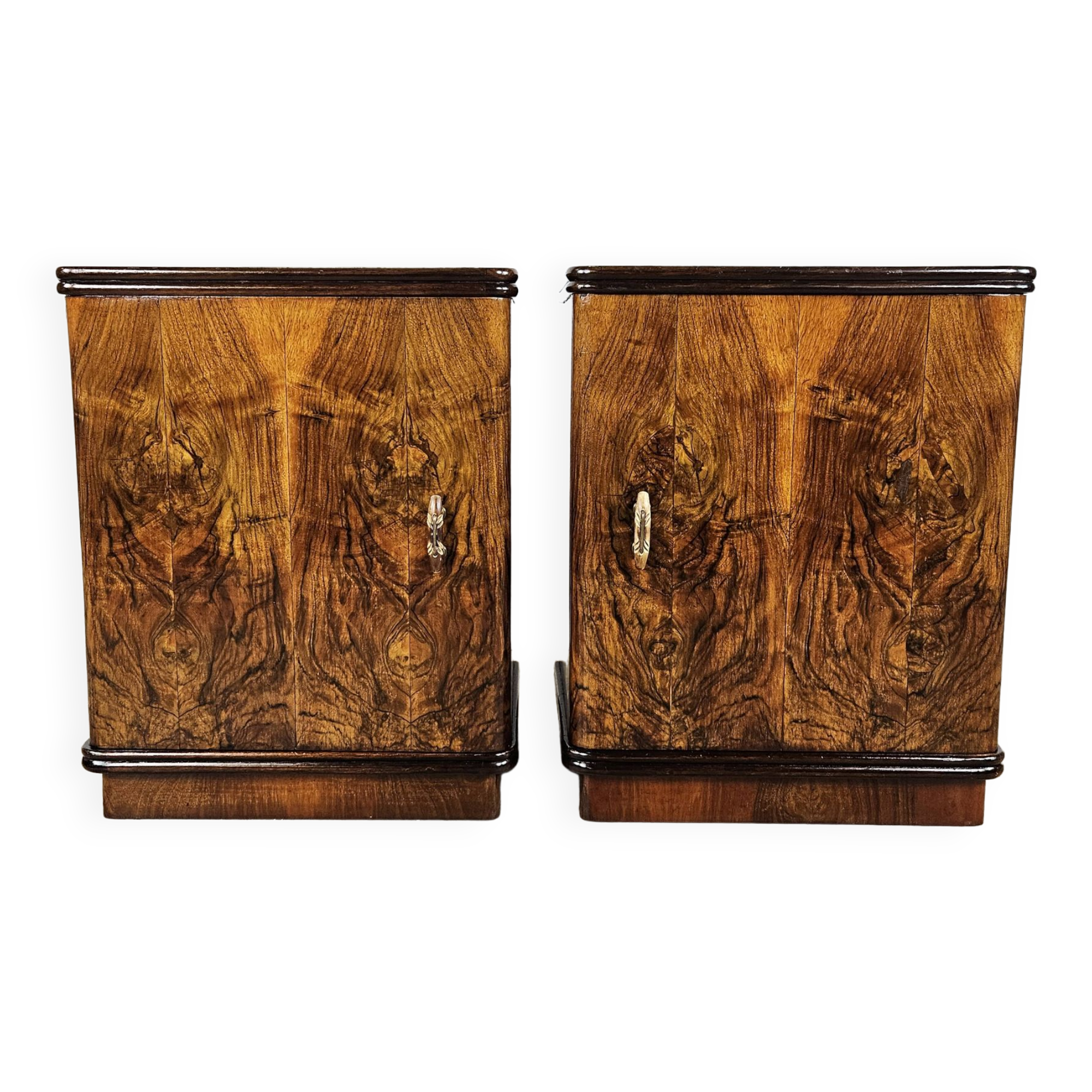 1940 Art Decò nightstands in walnut with door and shelf