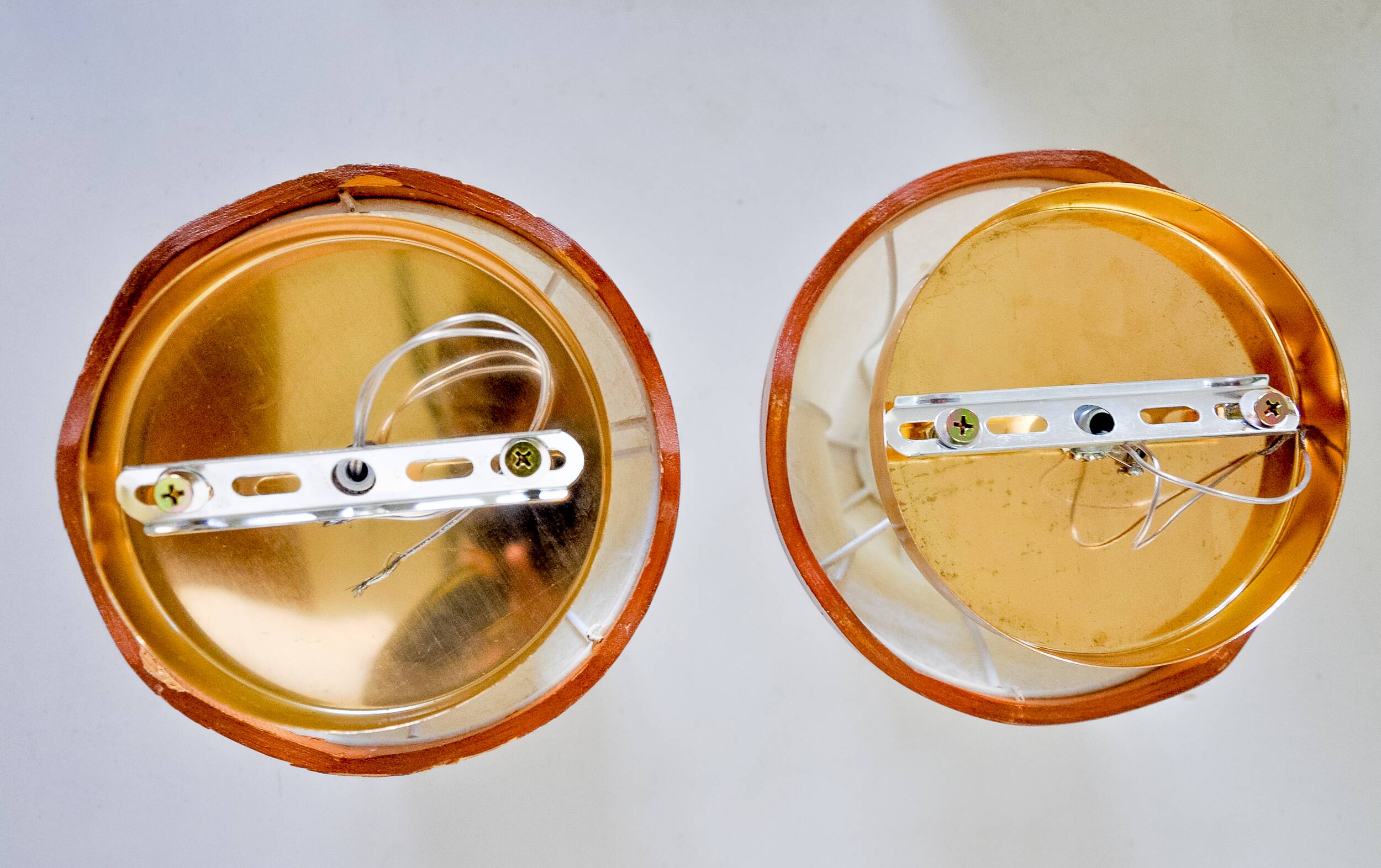 Pair of pear-shaped "cocoon" wall lights, resin and pine, Italy, 1970