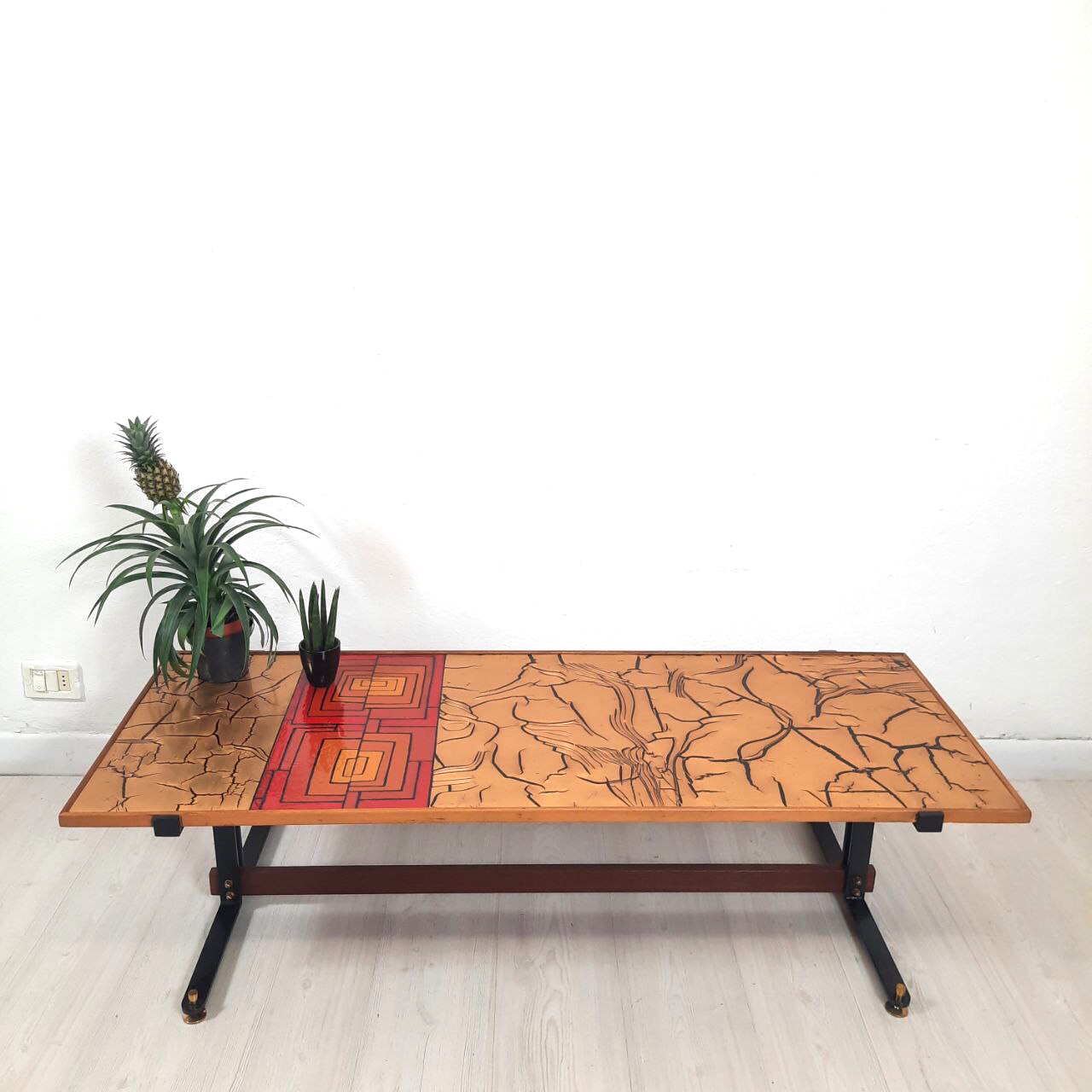 Coffee table 60s top enamelled color red and gold, metal and brass base.