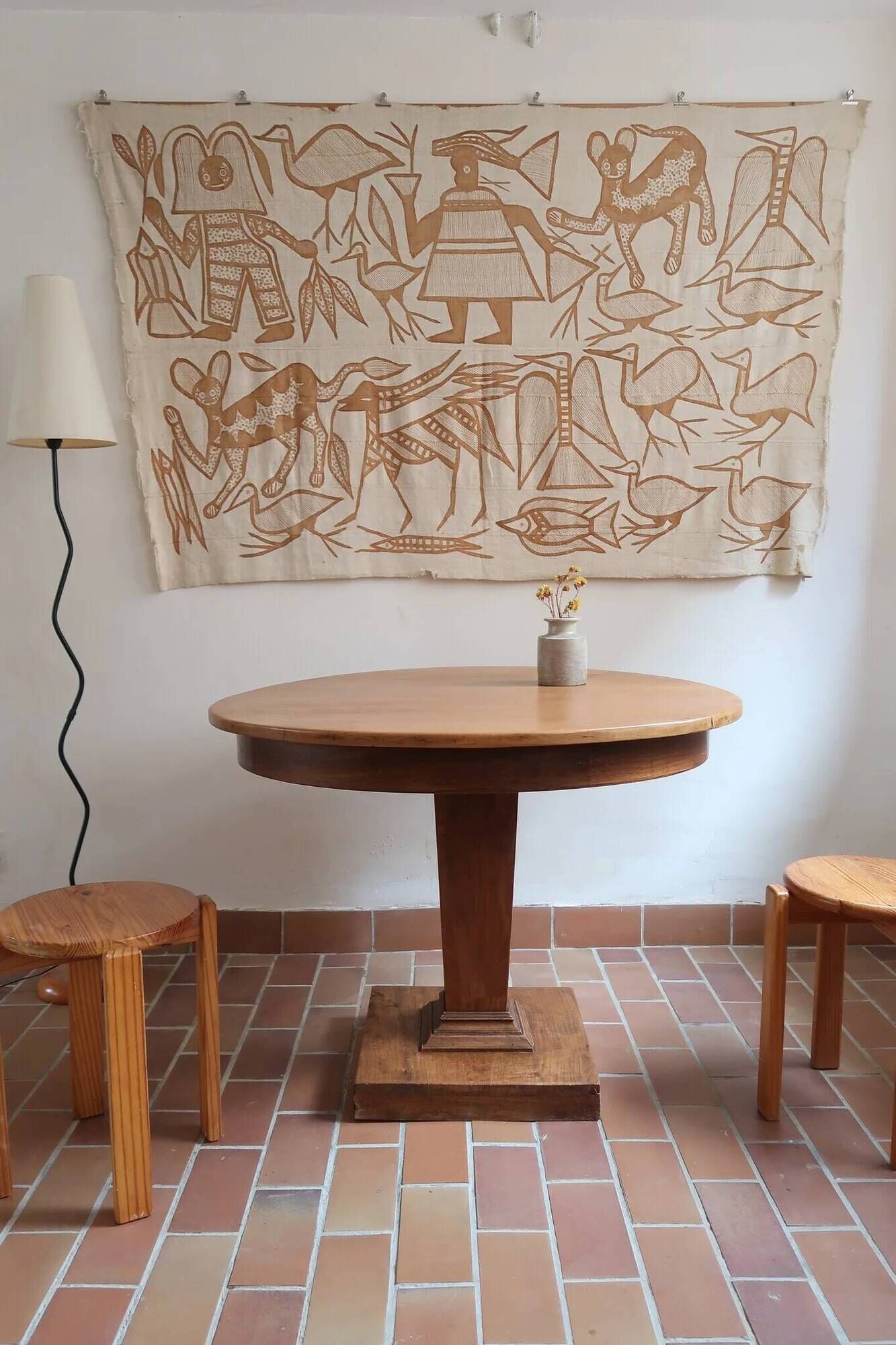 Table ronde en frêne, pied central mouluré, art déco