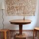 Table ronde en frêne, pied central mouluré, art déco