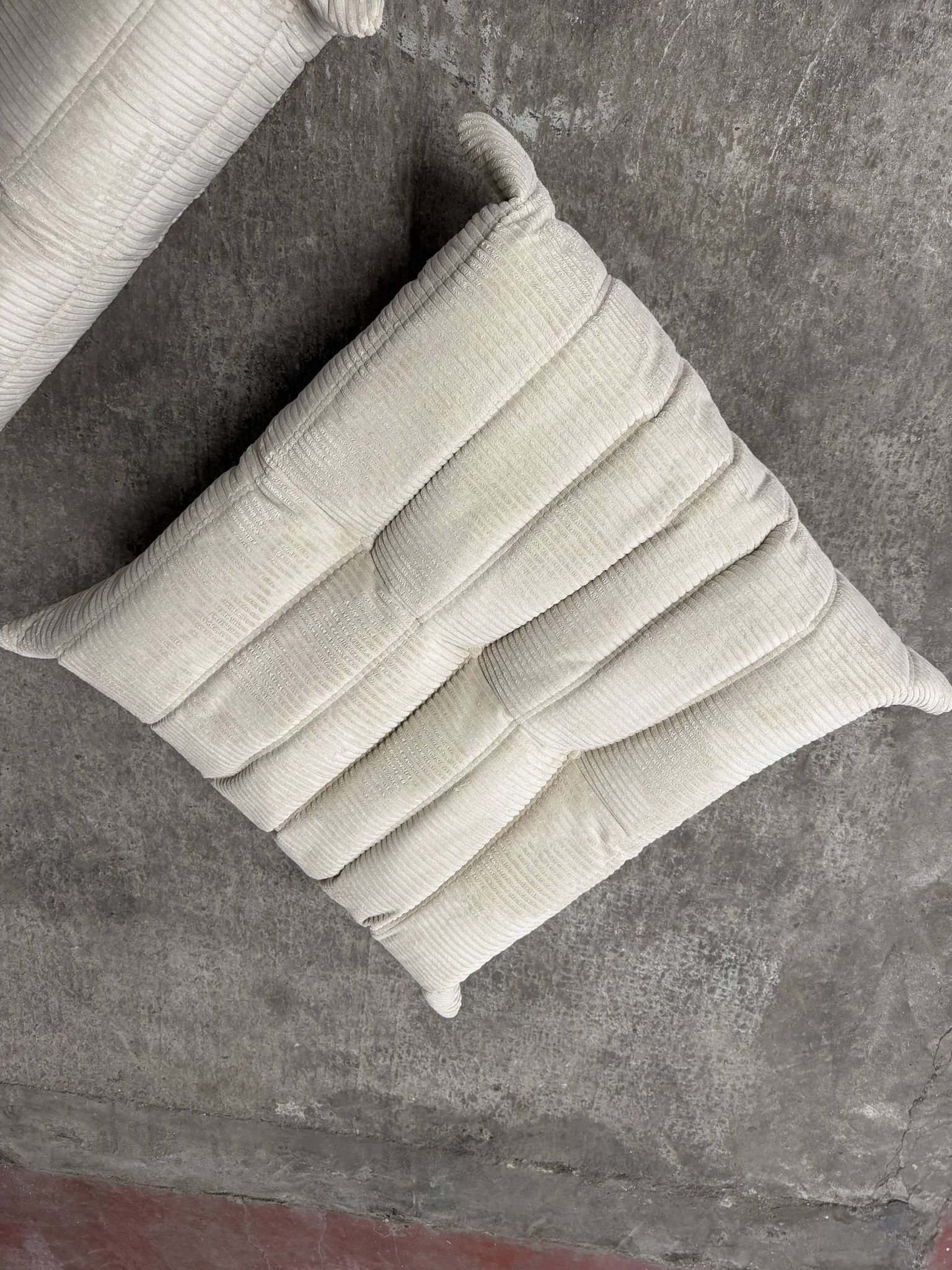Ligne Roset Togo 1-seater in pouf in Beige Corduroy 10/10