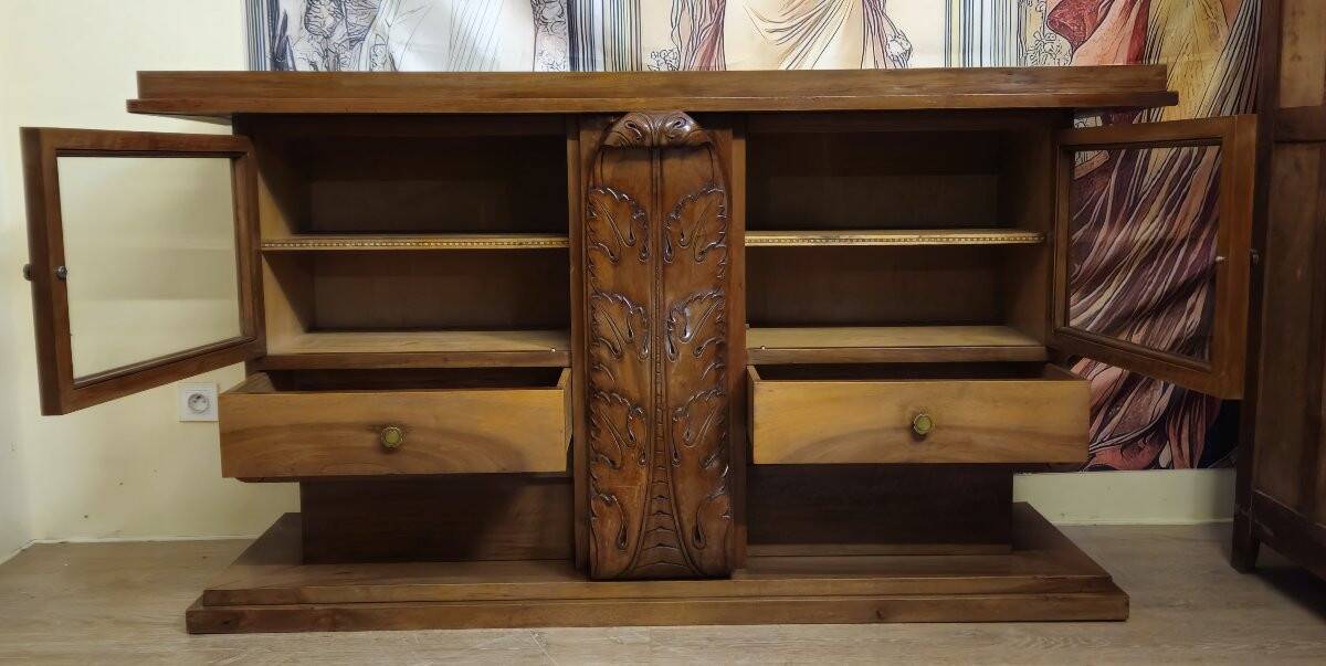 Enfilade / display cabinet from the Art Deco period in carved walnut.