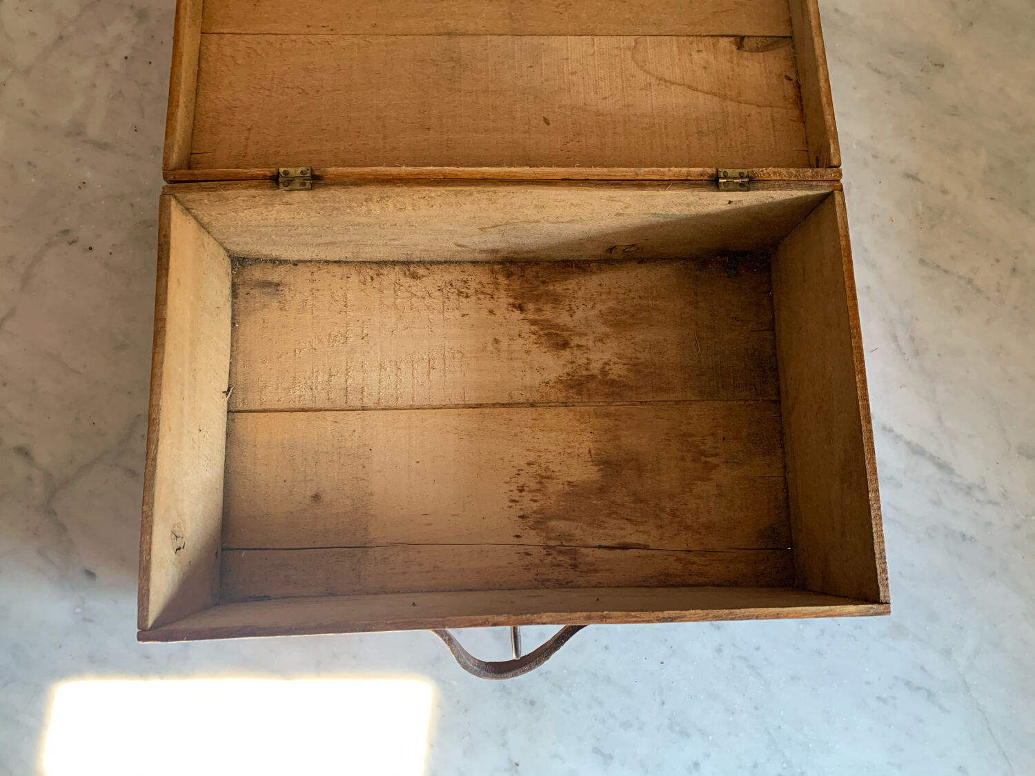 Advertising chest box