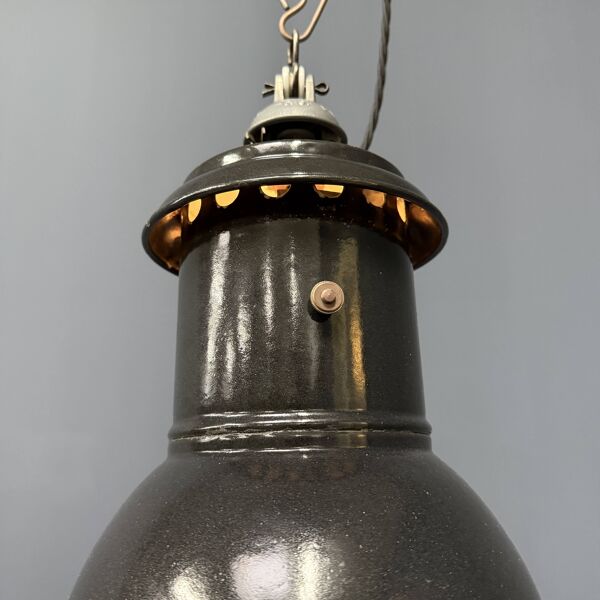 Lampe à suspension industrielle française en émail noir de taille moyenne