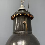 Lampe à suspension industrielle française en émail noir de taille moyenne