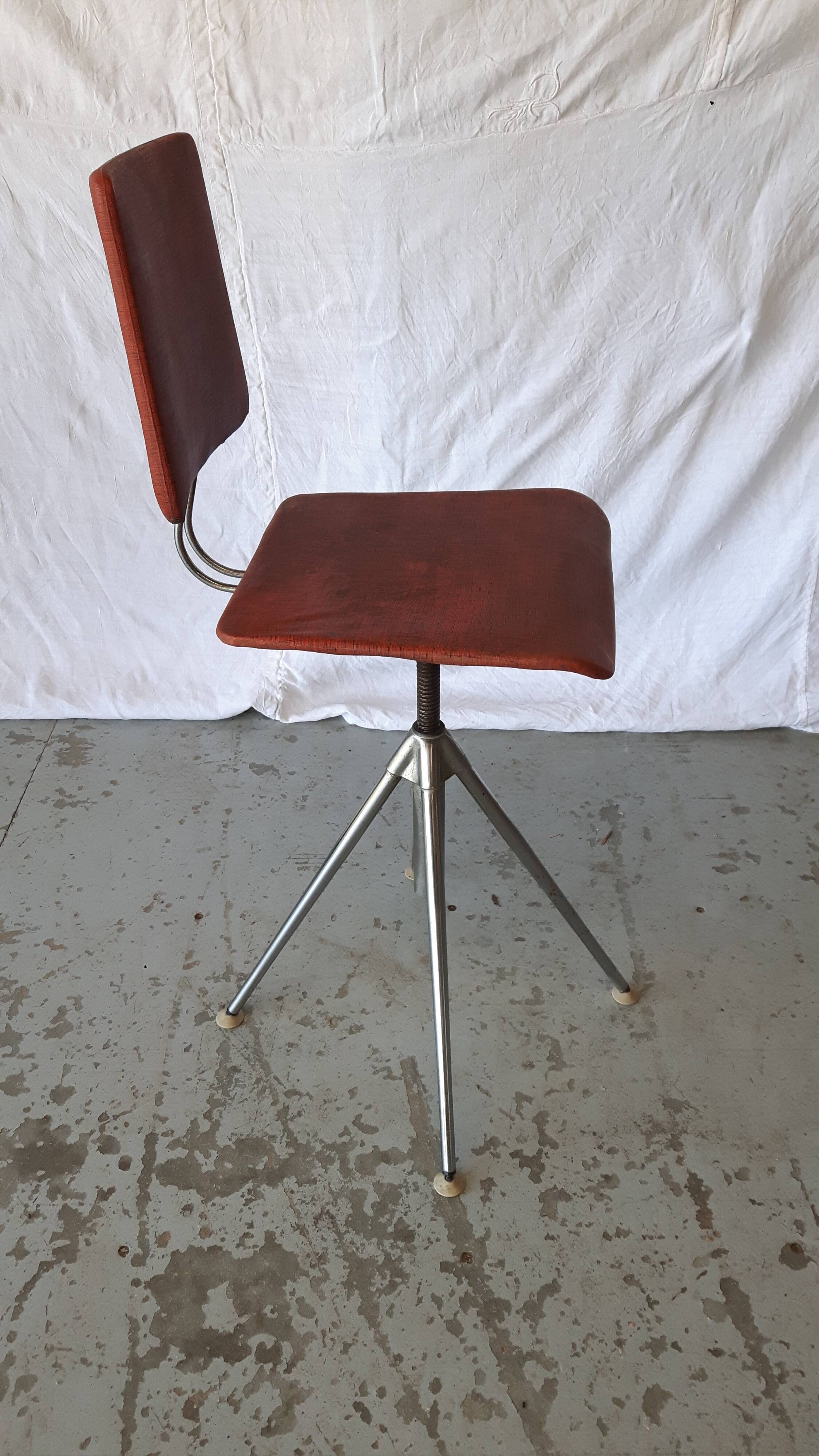 Chaise giratoire vintage en skaï rouge