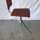 Chaise giratoire vintage en skaï rouge